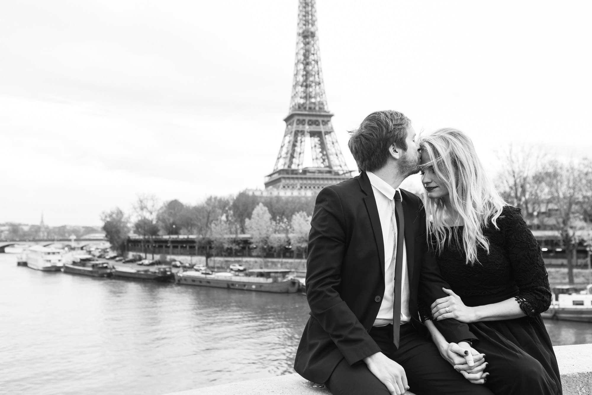 Couple portrait in black and white kissing at Bir Hakeim bridge in Paris captures by Federico Guendel Photographer