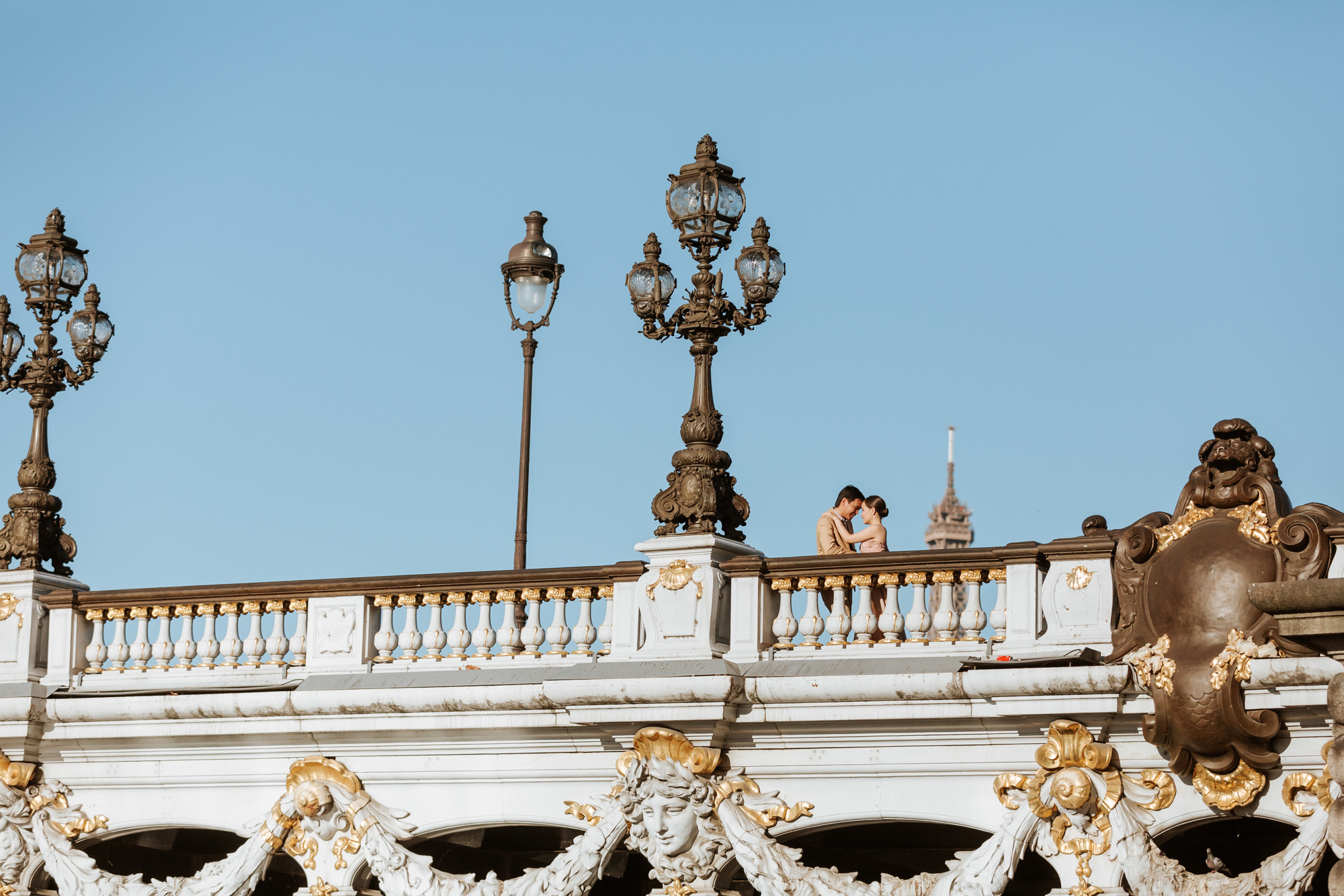 Pre-wedding couple portrait photo session at Alexandre III bridge captured by Paris Photographer Federico Guendel