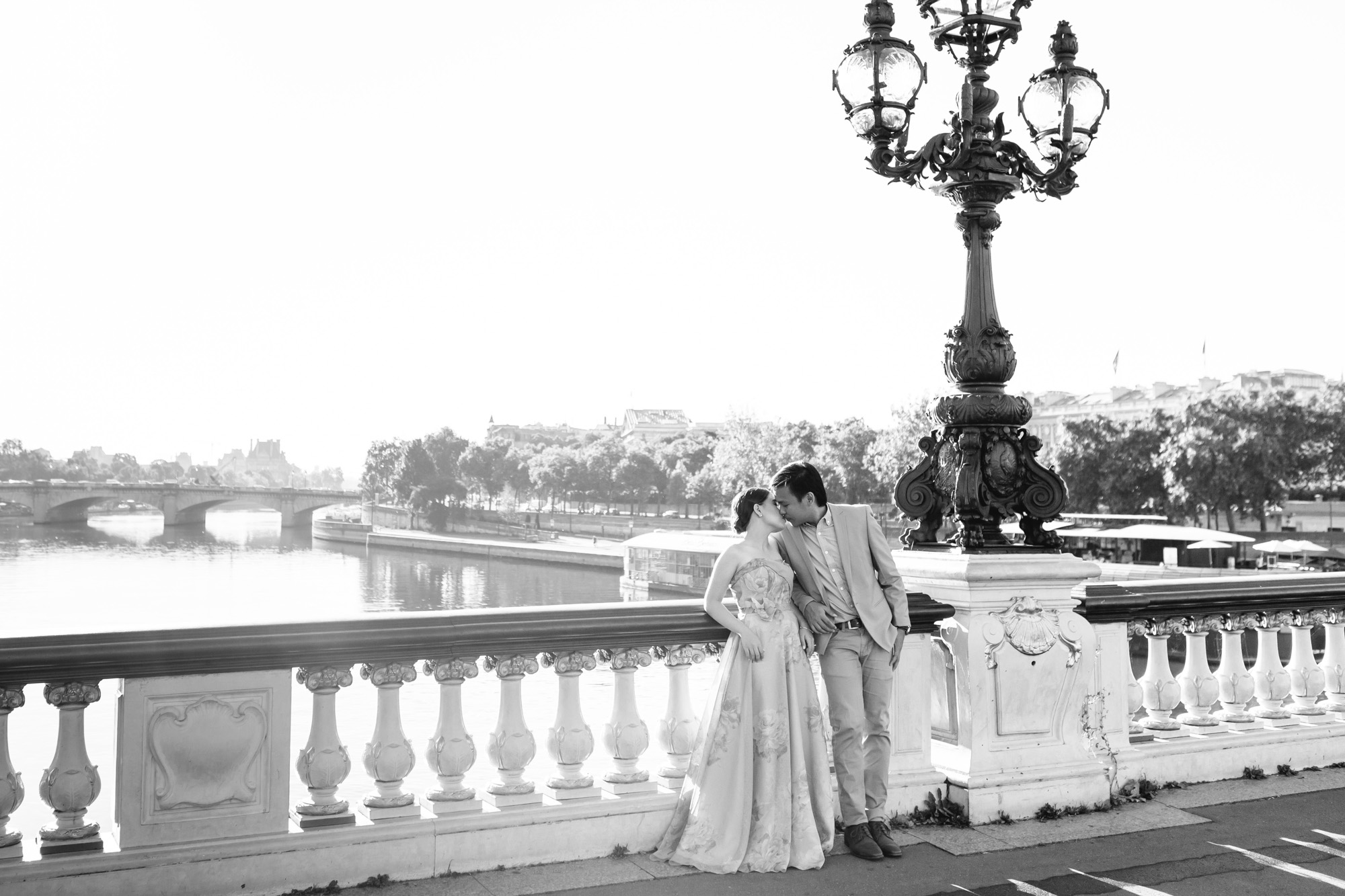 Pre-wedding black and white couple portrait photo session at Alexandre III bridge captured by Paris Photographer Federico Guendel