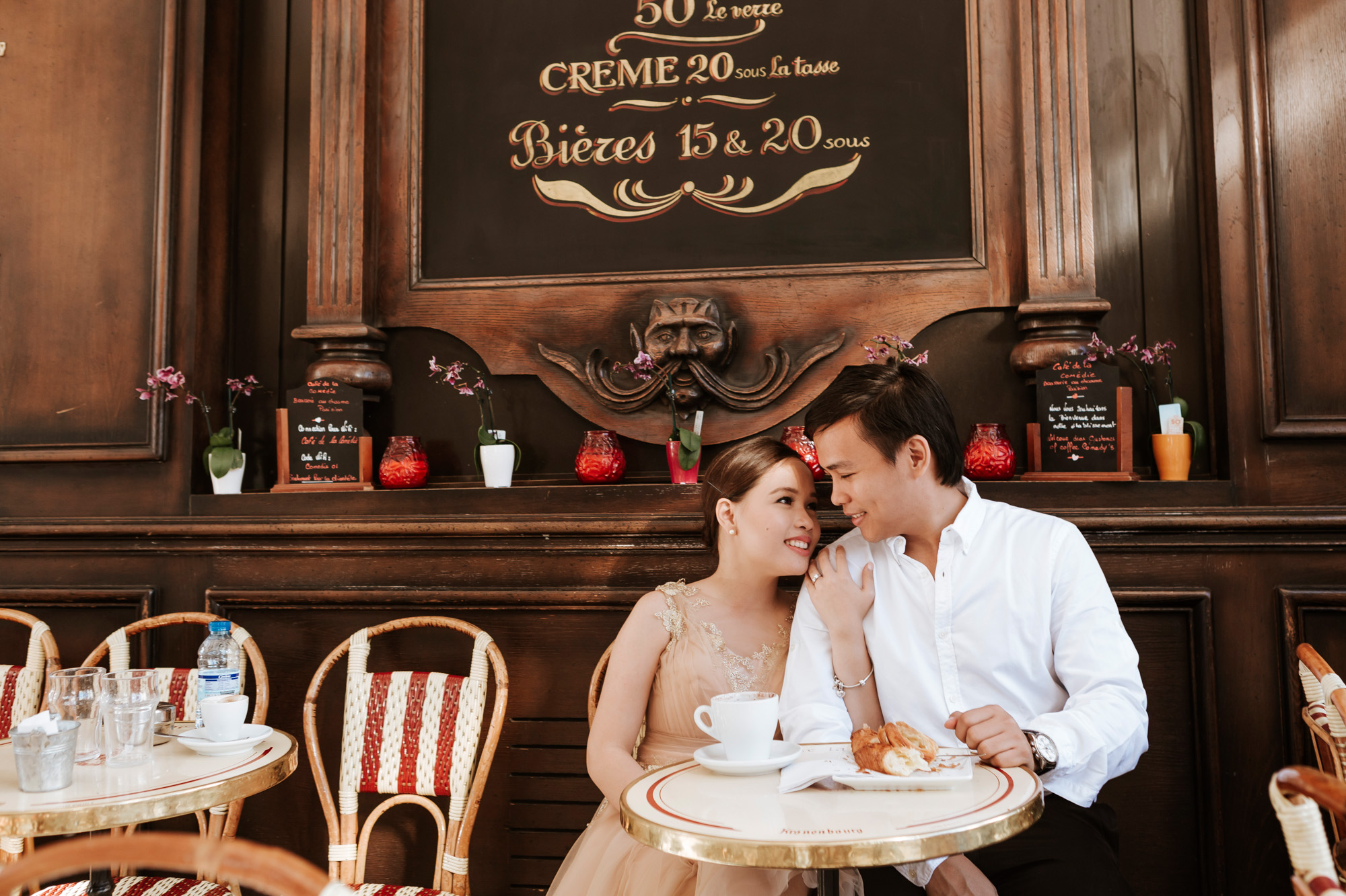 Pre-wedding couple portrait with coffee at cafe de la comedie captured by Paris Photographer Federico Guendel
