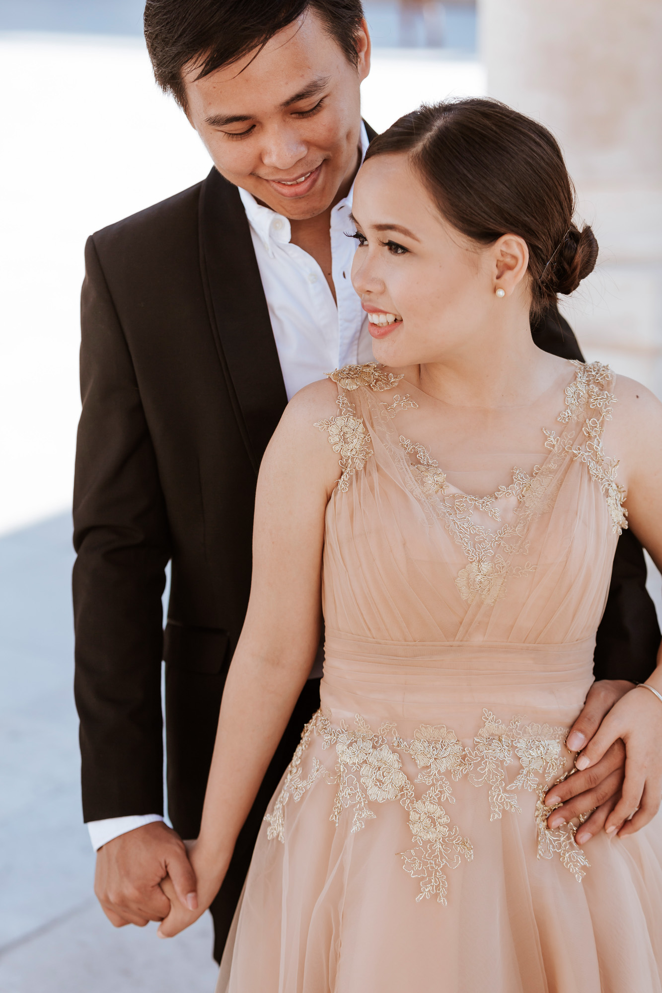Pre-wedding smiling couple portrait holding hands captured by Paris Photographer Federico Guendel