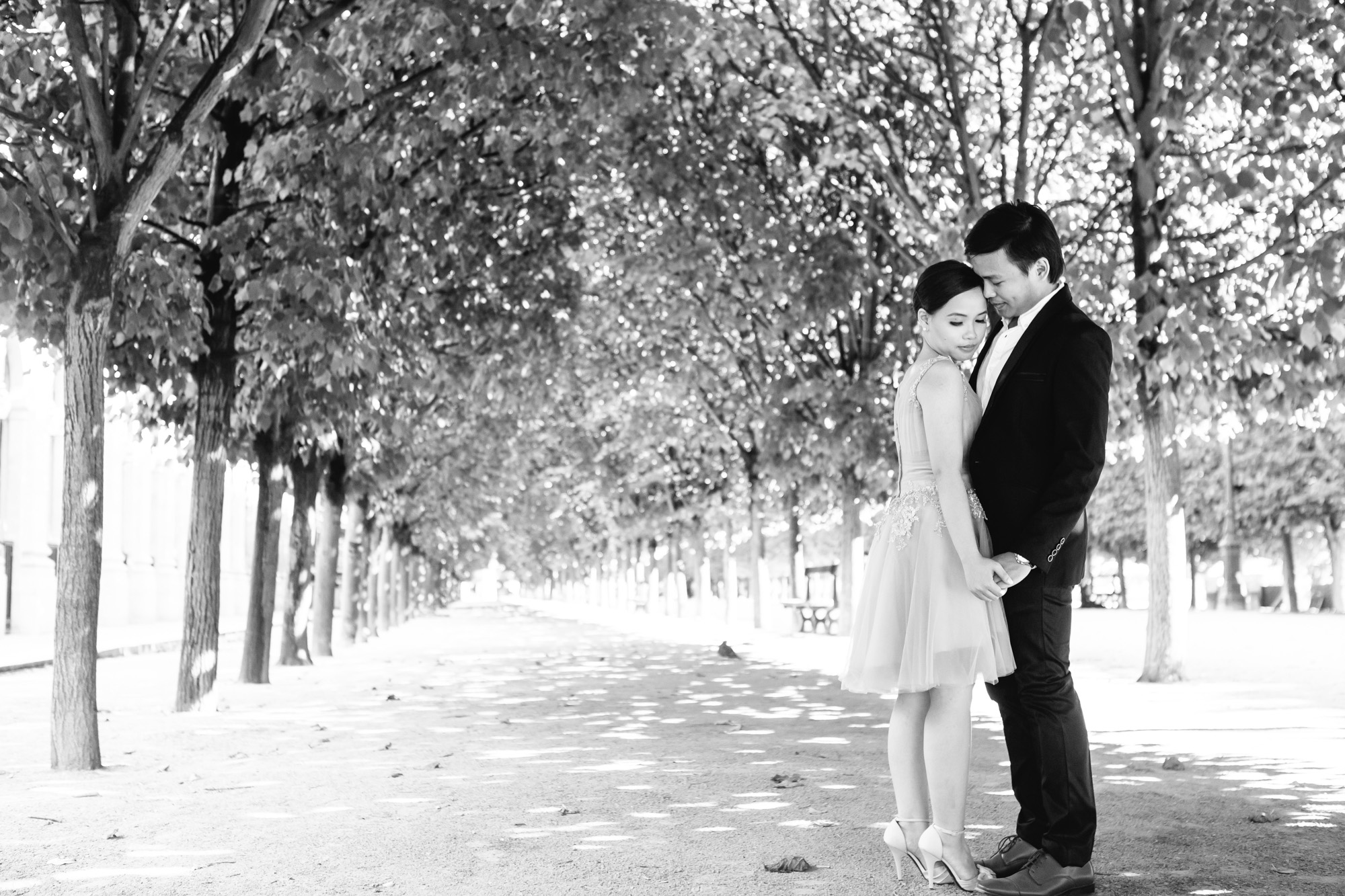 Pre-wedding couple portrait in black and white at the garden of Palais Royal captured by Paris Photographer Federico Guendel