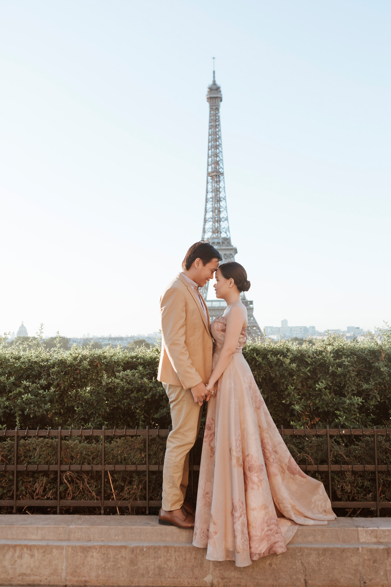 Pre-wedding couple portrait session at the Eiffel Tower in sunrise captured by Photographer in Paris Federico Guendel