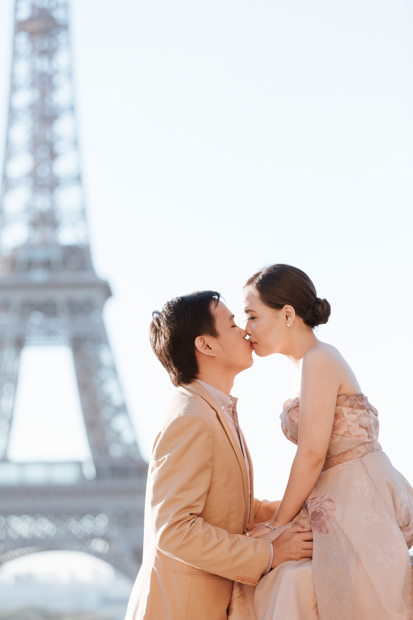 Pre-wedding couple portrait session kissing at the Eiffel Tower in sunrise captured by Photographer in Paris Federico Guendel
