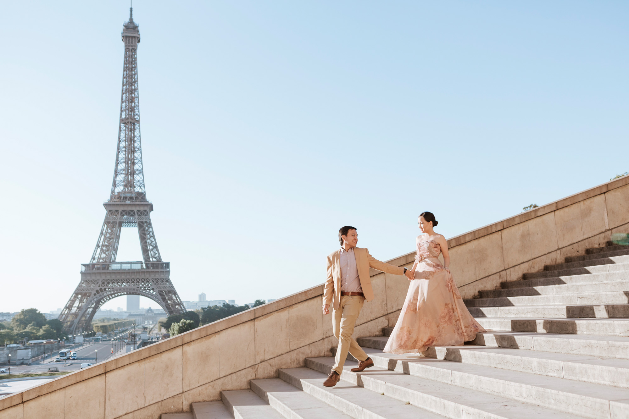 Pre-wedding couple portrait session walking the steps of Trocadero by the Eiffel Tower in sunrise captured by Photographer in Paris Federico Guendel