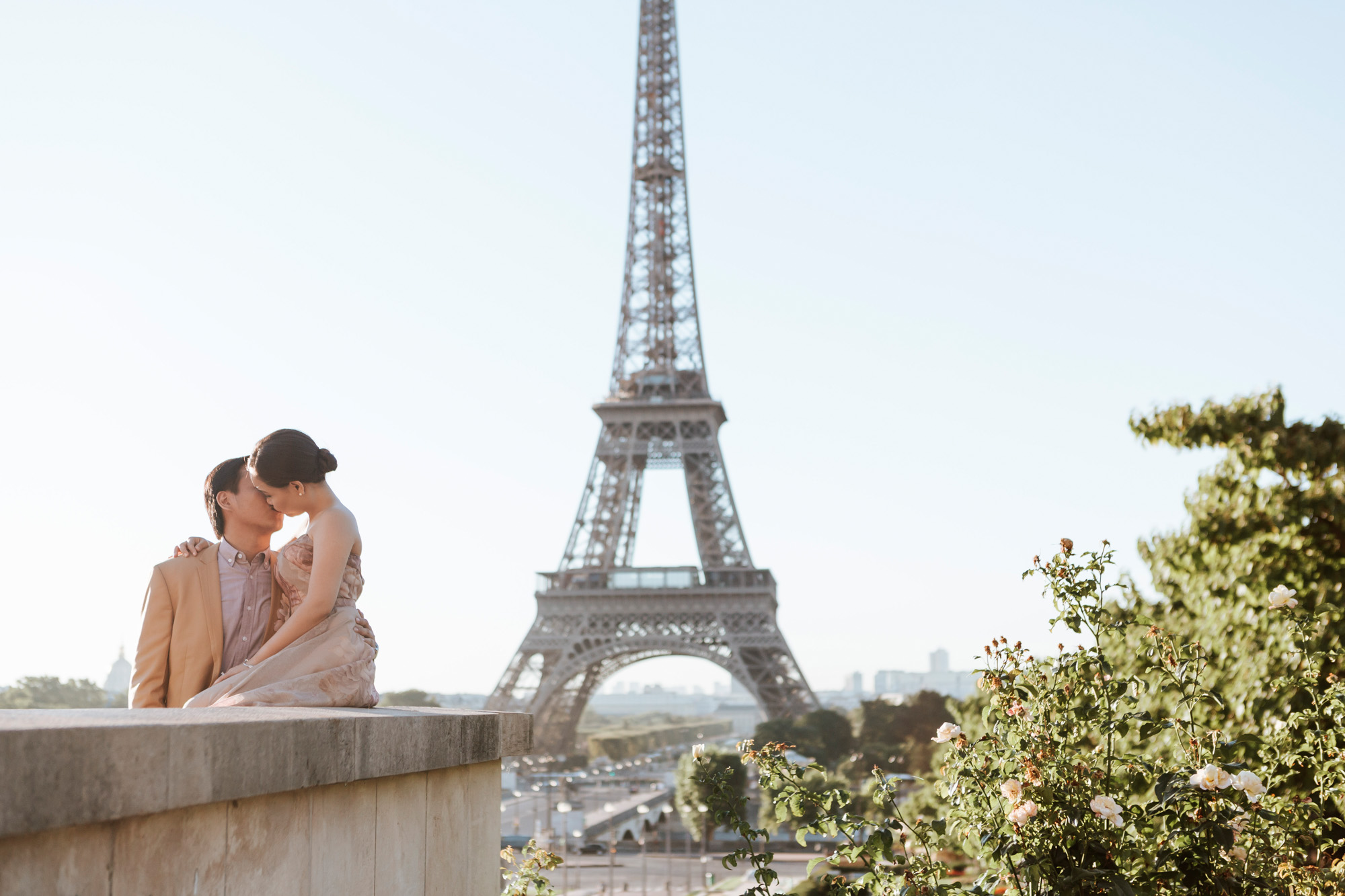 Pre-wedding couple portrait session kissing at the Eiffel Tower in sunrise captured by Photographer in Paris Federico Guendel
