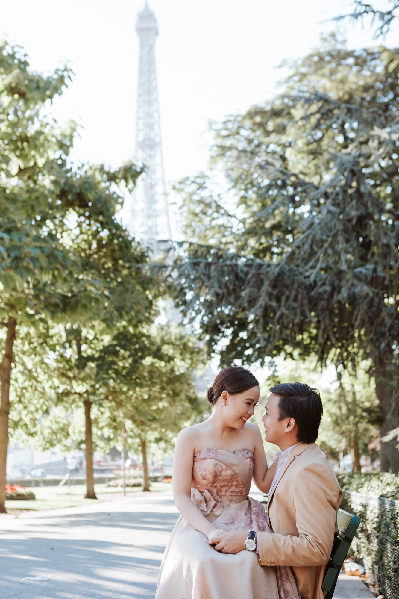 Pre-wedding couple portrait session sitting on a bench at Trocadero by the Eiffel Tower in sunrise captured by Photographer in Paris Federico Guendel