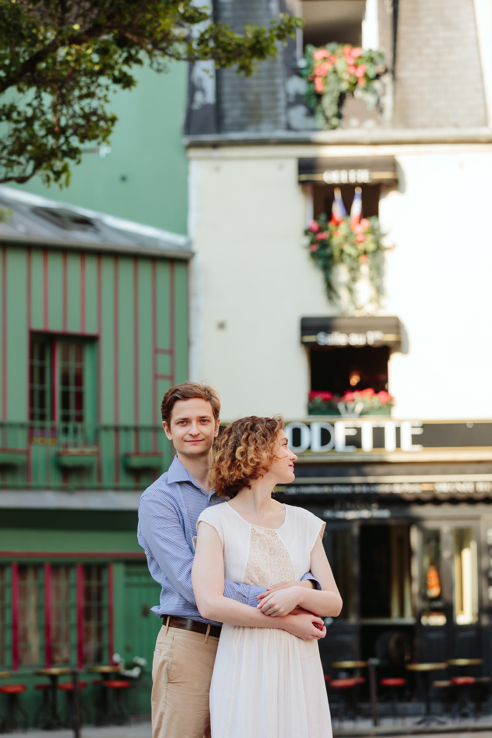 Couple hugging next to Cafe Odette in Saint Germain captured by Paris Photographer Federico Guendel IheartParisFr