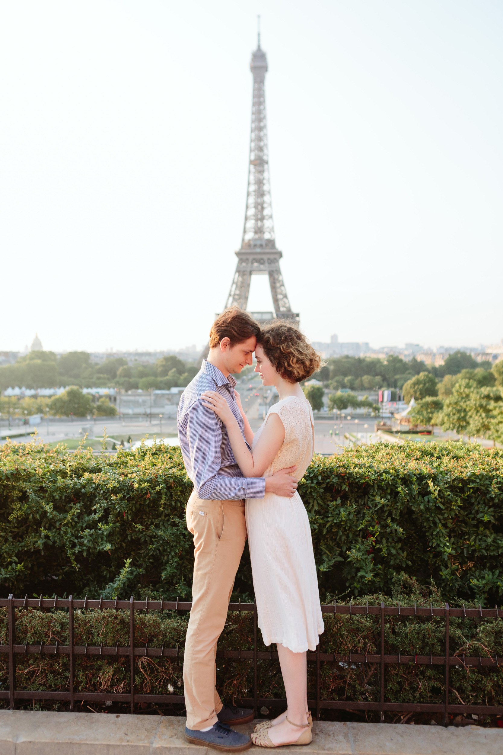 Couple in love at Trocadero by the Eiffel Tower at sunrise captured by Paris Photographer Federico Guendel IheartParisFr