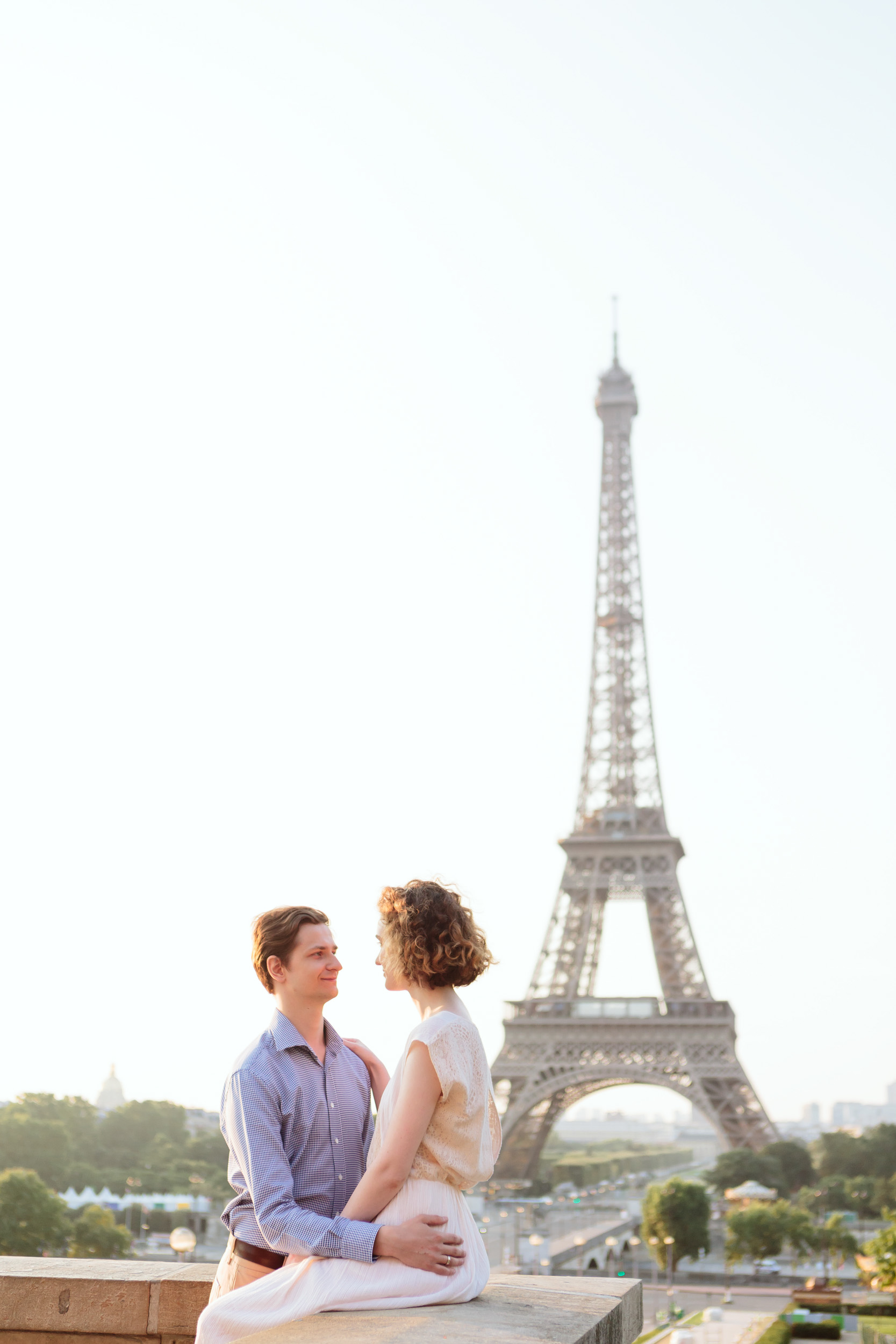 Couple in love at Trocadero by the Eiffel Tower at sunrise captured by Paris Photographer Federico Guendel IheartParisFr
