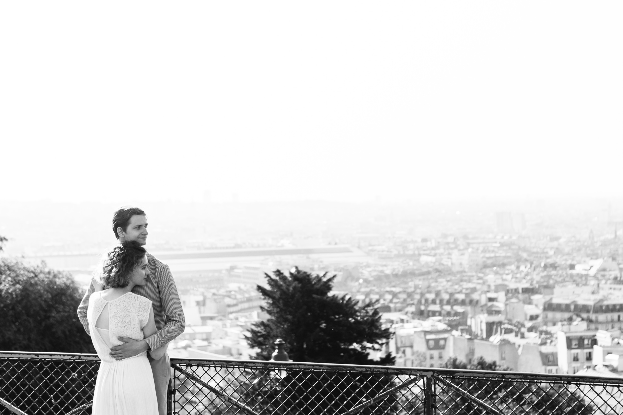 Black and white couple portrait with the view of Paris from Montmartre captured by Paris Photographer Federico Guendel IheartParisFr
