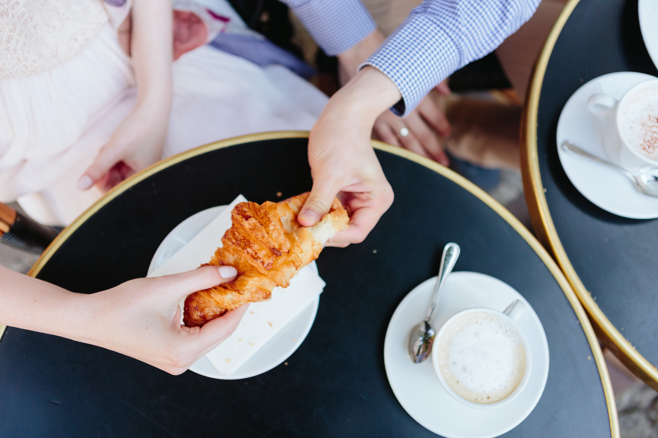 Couple in love sharing a croissant in a cafe captured by Paris Photographer Federico Guendel IheartParisFr