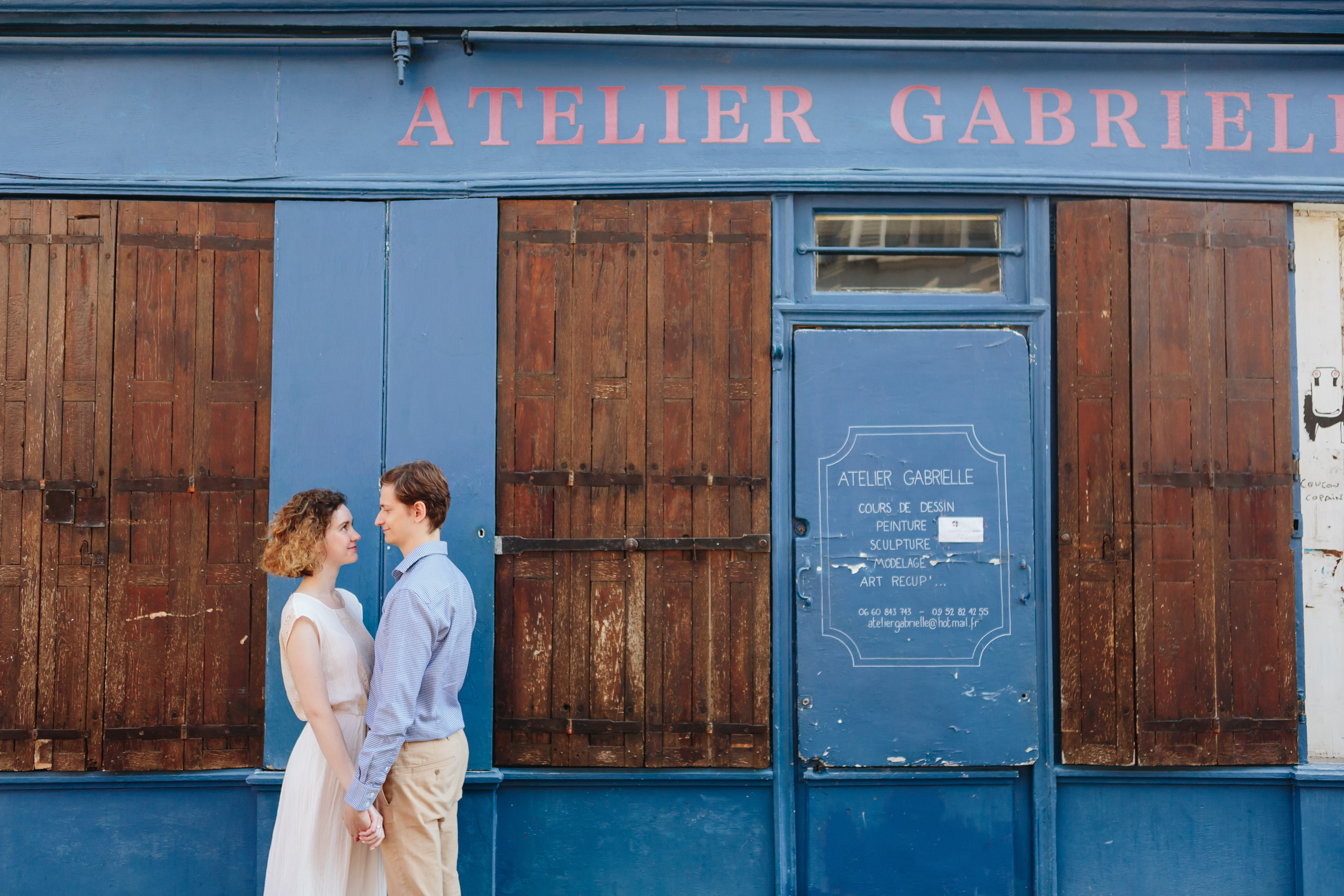 Couple in love holding hands in Montmartre captured by Paris Photographer Federico Guendel IheartParisFr