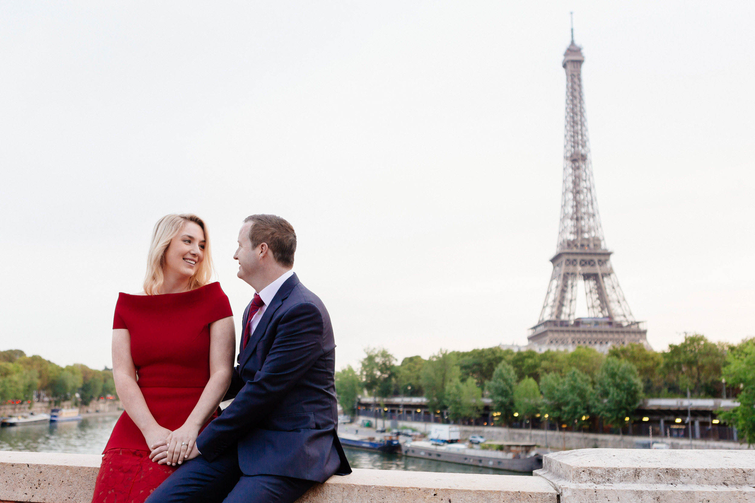 Romantic portrait of a couple at Pont Bir Hakeim with the view of the Eiffel Tower captured by Paris Photographer Federico Guendel www.iheartparis.fr