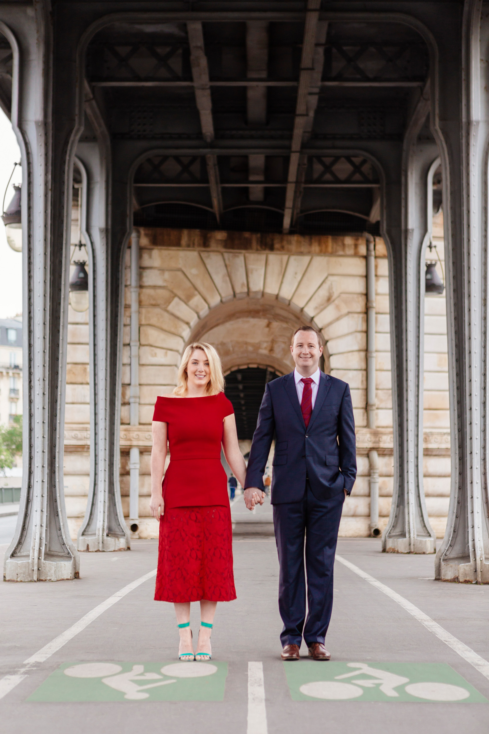 Portrait of a couple at Pont Bir Hakeim captured by Paris Photographer Federico Guendel www.iheartparis.fr
