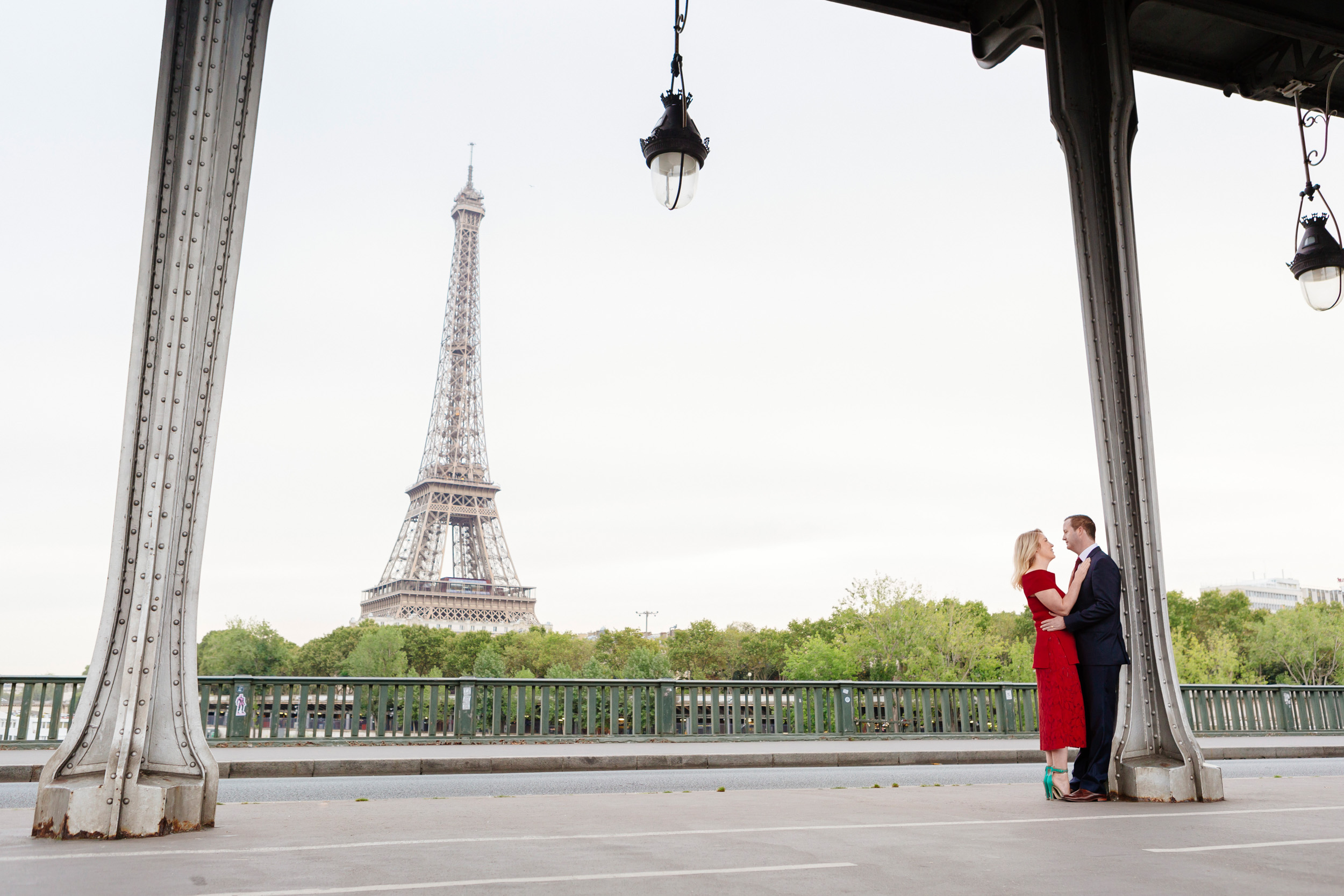 Romantic portrait of a couple hugging at bridge Bir Hakeim captured by Paris Photographer Federico Guendel www.iheartparis.fr
