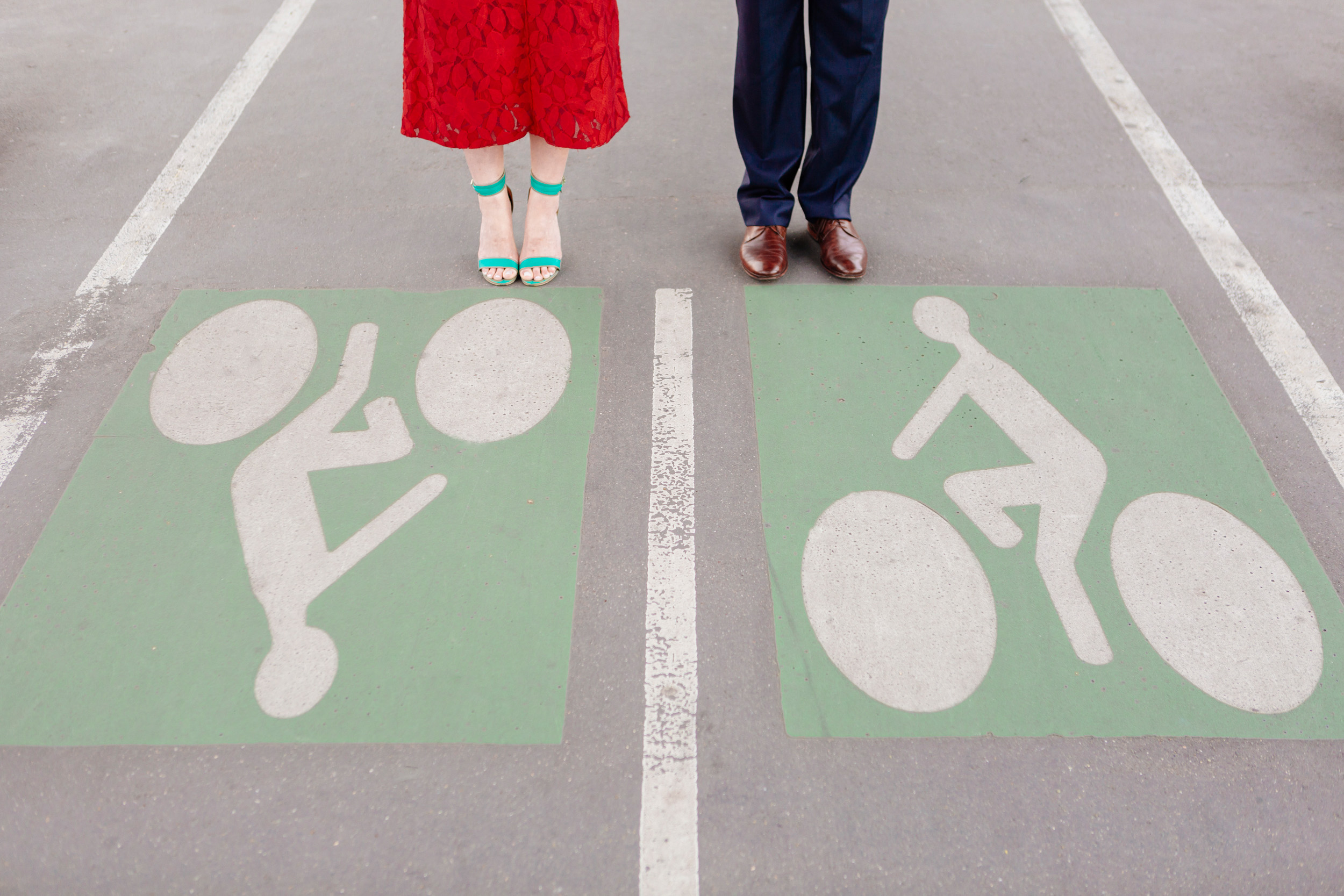 Details photo of a couple standing on bridge Bir Hakeim with bicycle path signs captured by Paris Photographer Federico Guendel www.iheartparis.fr