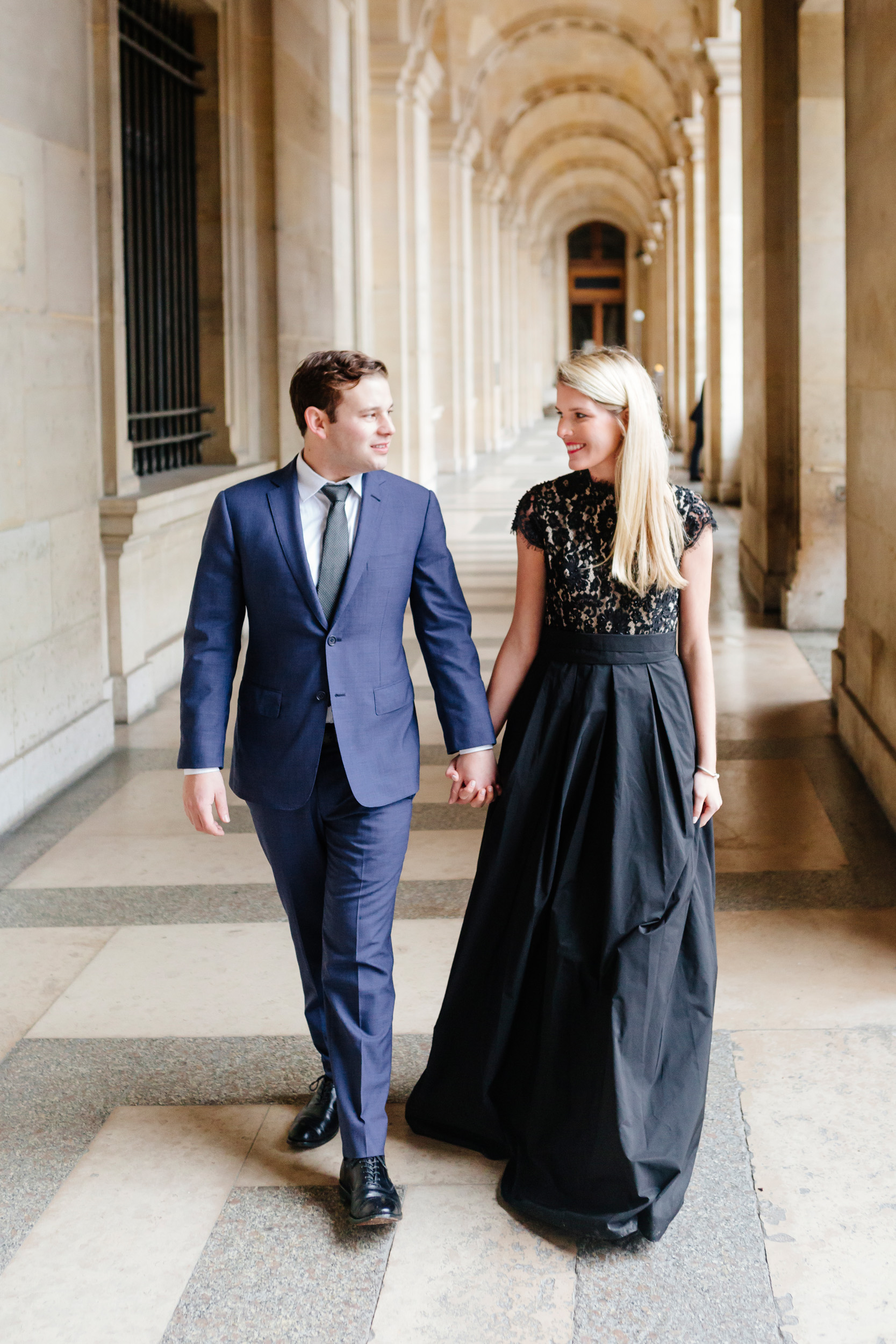 Paris vacation couple portrait in the corridor of Louvre Museum captured by Paris Photographer Federico Guendel www.iheartparis.fr