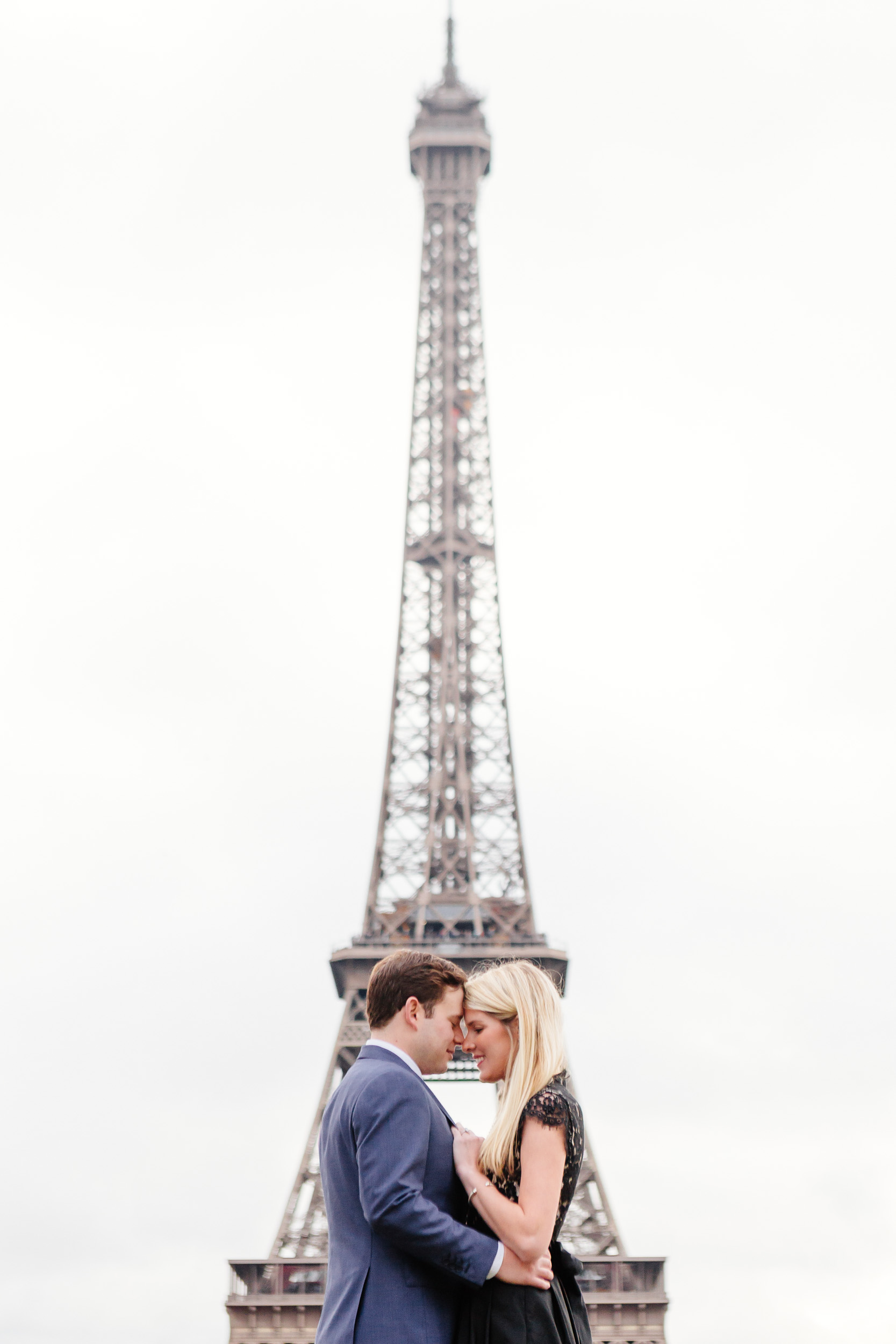 Paris vacation couple portrait at Trocadero with the view of Eiffel Tower captured by Paris Photographer Federico Guendel www.iheartparis.fr