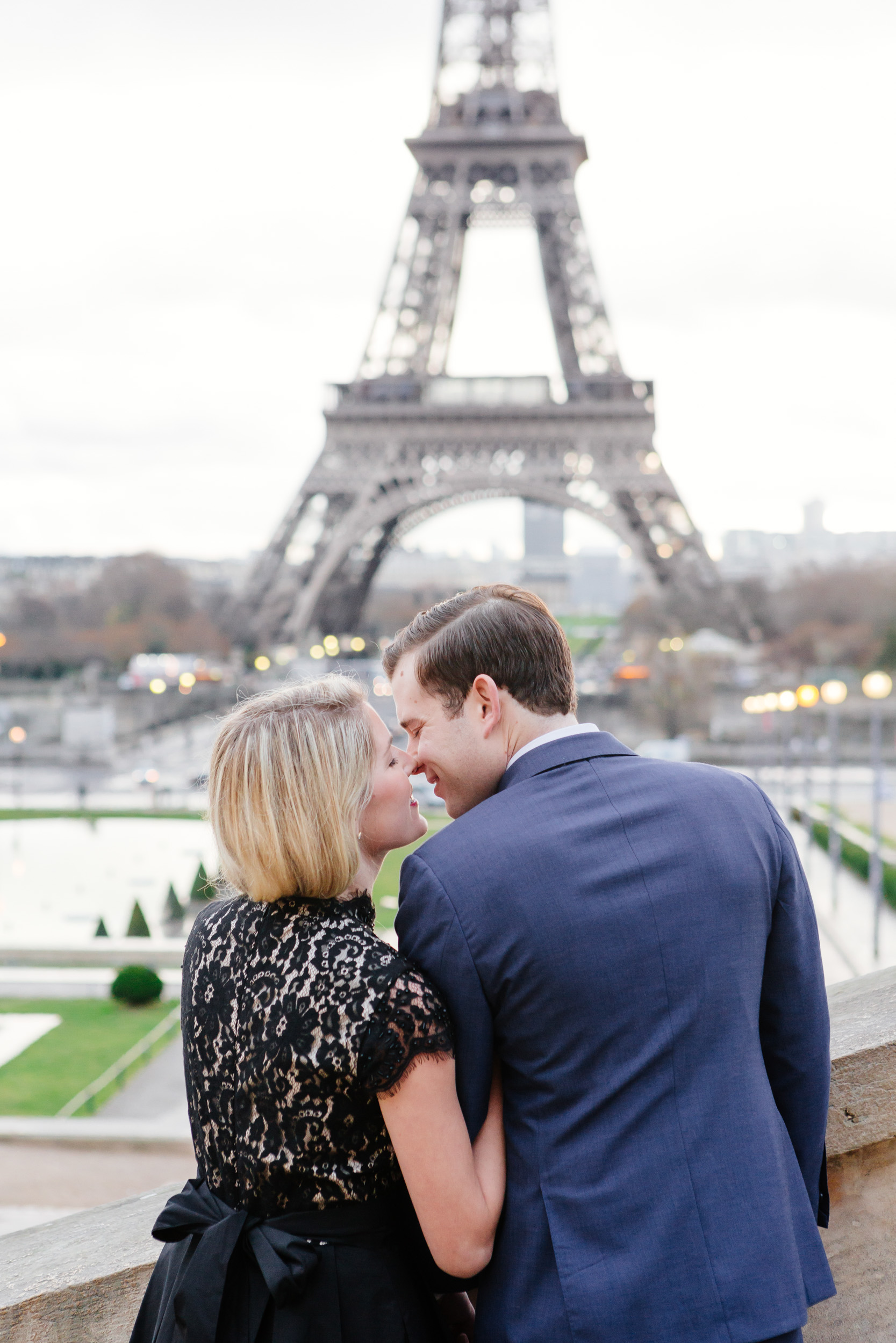 Paris vacation romantic couple portrait at Trocadero with the view of Eiffel Tower captured by Paris Photographer Federico Guendel www.iheartparis.fr