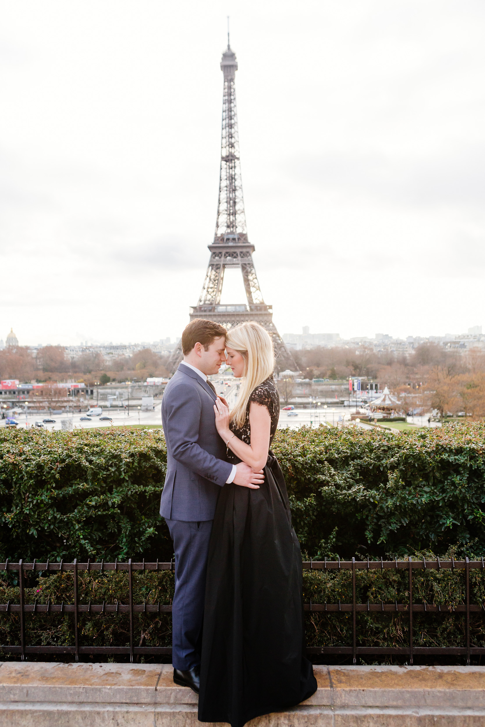 Paris vacation romantic couple portrait at Trocadero with the view of Eiffel Tower captured by Paris Photographer Federico Guendel www.iheartparis.fr