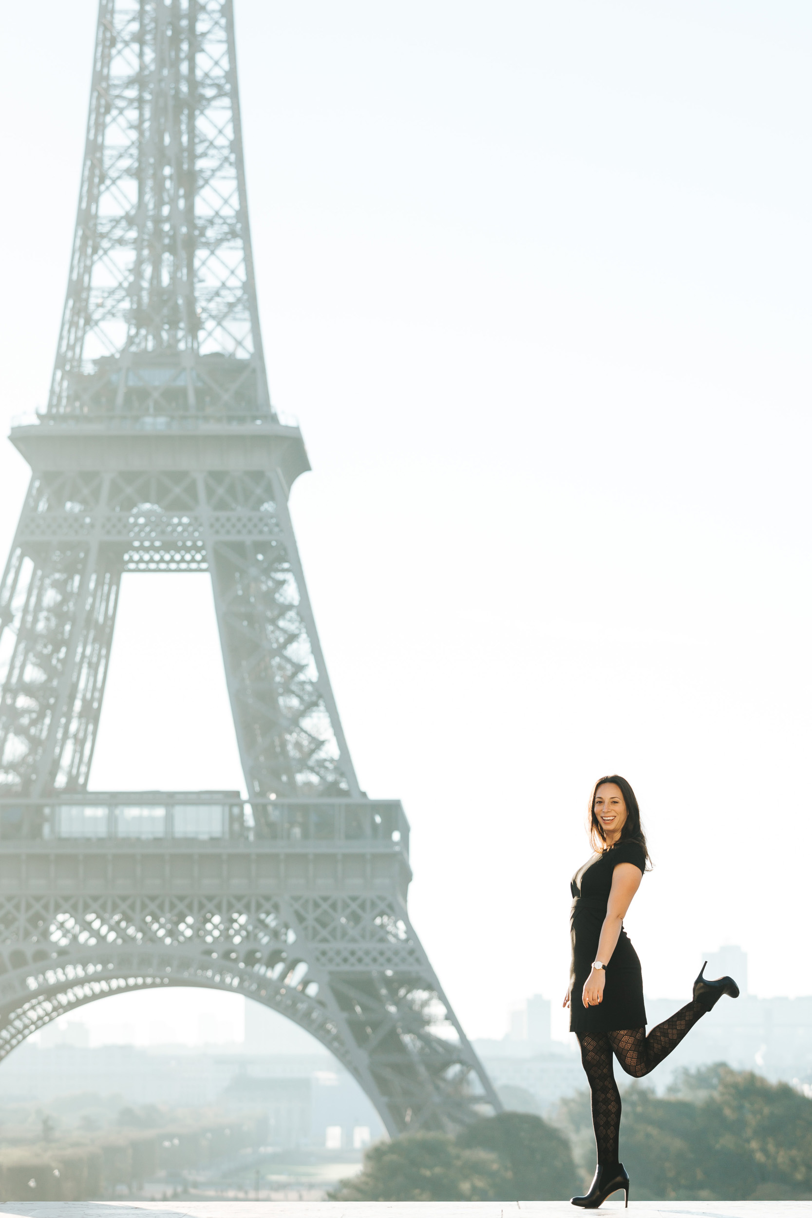 Black and white portrait of Rebecca Plotnick founder of Every Day Parisian blog at Trocadero with the view of the Eiffel Tower captured by Paris Photographer Federico and Anastasia Guendel IheartParisFr TheFlyingPoodle