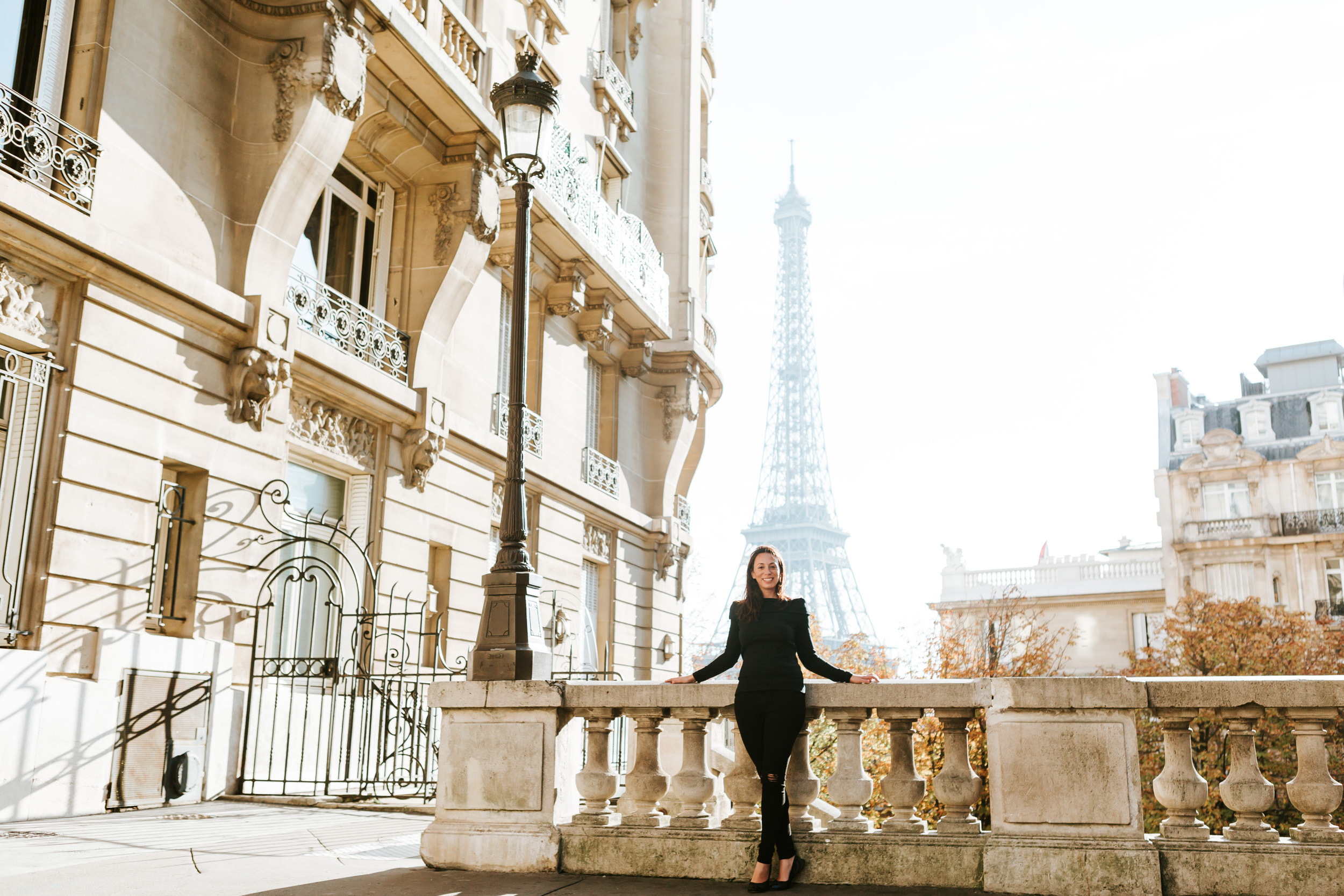 Portrait of Rebecca Plotnick founder of Every Day Parisian blog at Passy with the view of the Eiffel Tower captured by Paris Photographer Federico and Anastasia Guendel IheartParisFr TheFlyingPoodle