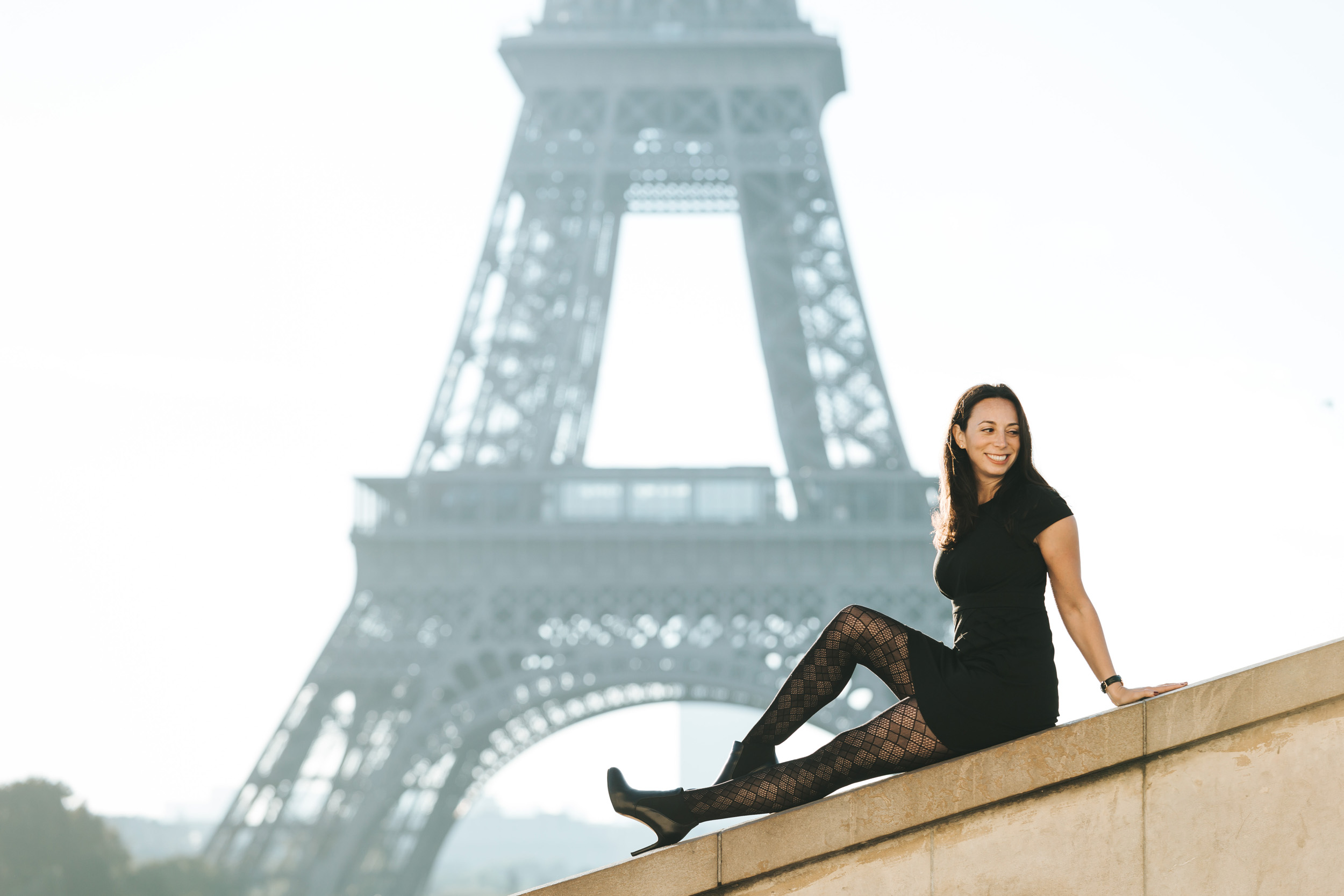 Black and white portrait of Rebecca Plotnick founder of Every Day Parisian blog at Trocadero with the view of the Eiffel Tower captured by Paris Photographer Federico and Anastasia Guendel IheartParisFr TheFlyingPoodle