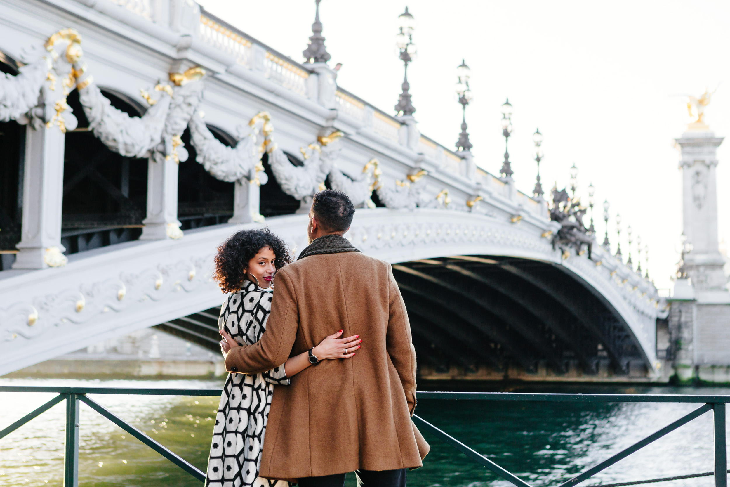 Couple session portrait at Pont Alexandre III captured by Paris Photographer Federico Guendel IheartParis www.iheartparis.fr