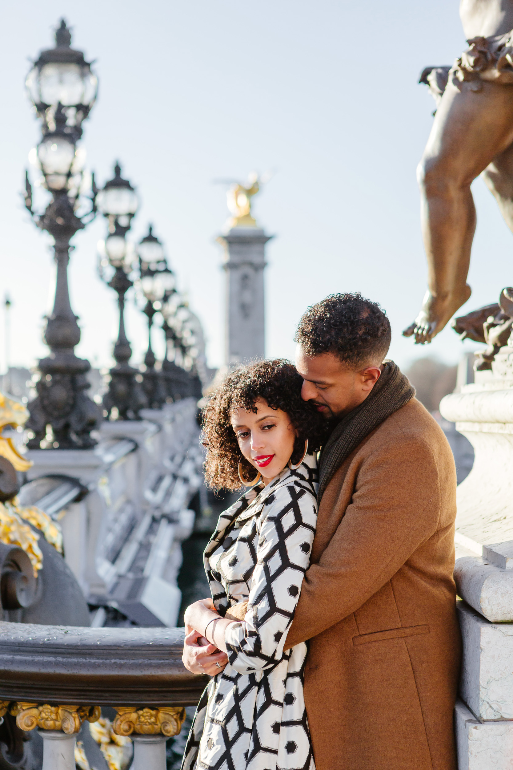 Couple session portrait at Pont Alexandre III captured by Paris Photographer Federico Guendel IheartParis www.iheartparis.fr