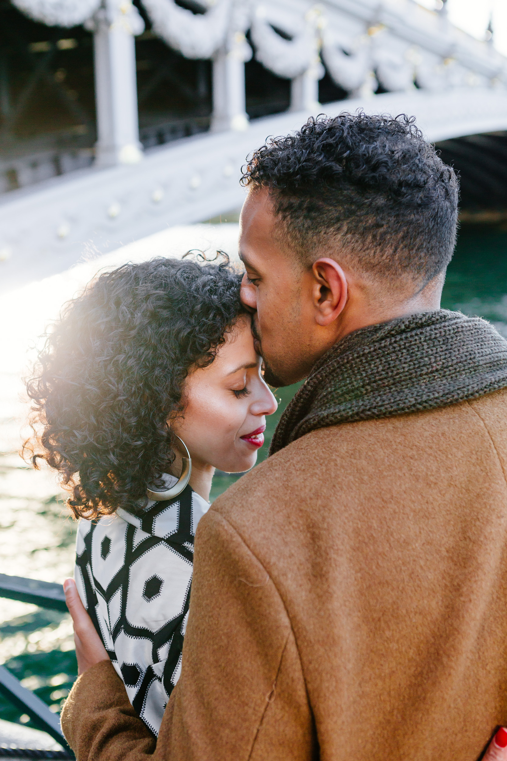 Couple session portrait at Pont Alexandre III captured by Paris Photographer Federico Guendel IheartParis www.iheartparis.fr