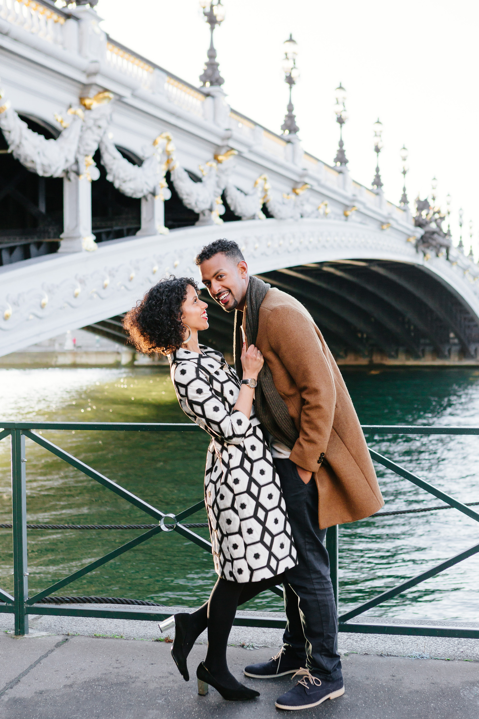 Couple session portrait at Pont Alexandre III captured by Paris Photographer Federico Guendel IheartParis www.iheartparis.fr