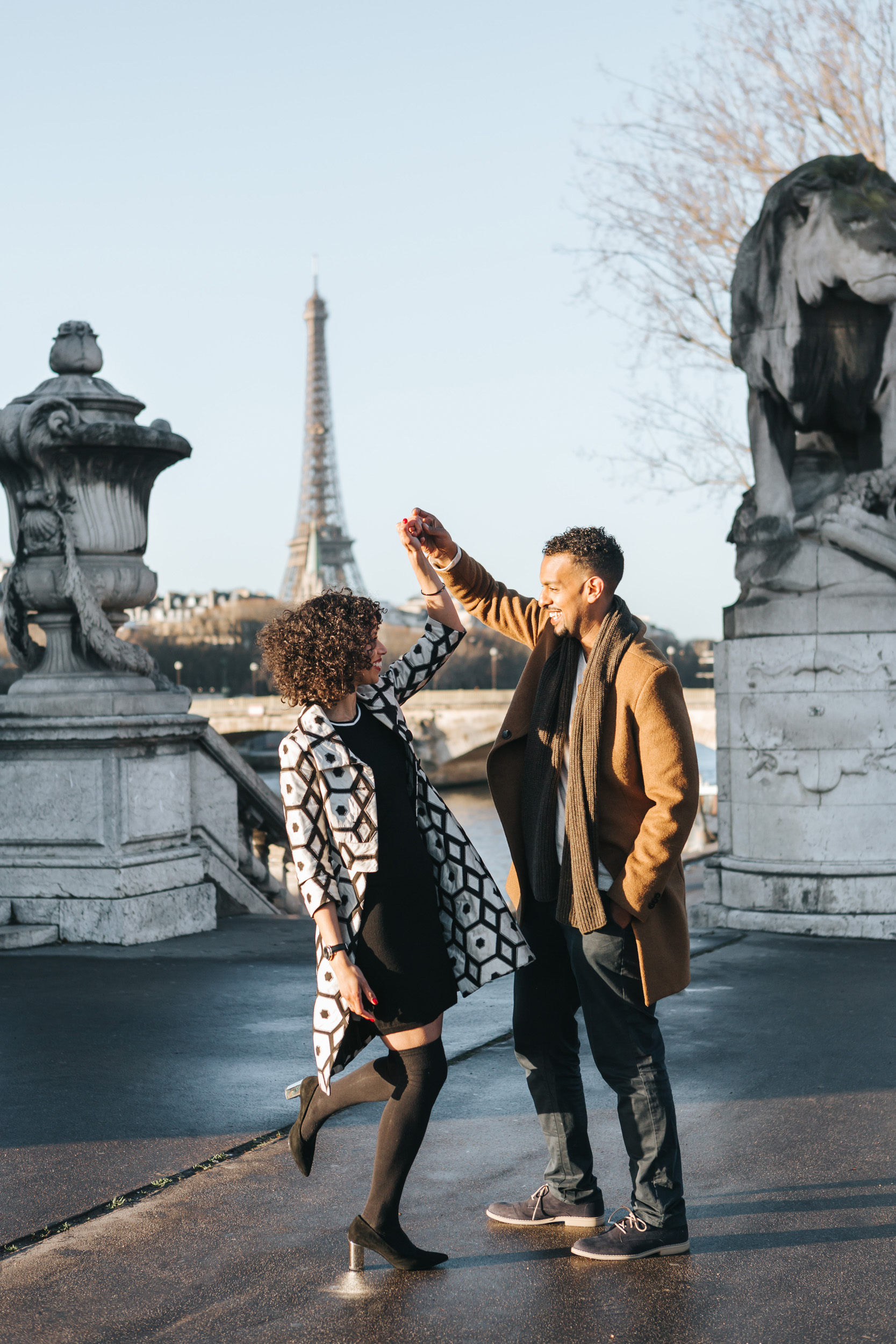 Couple session portrait at Pont Alexandre III captured by Paris Photographer Federico Guendel IheartParis www.iheartparis.fr