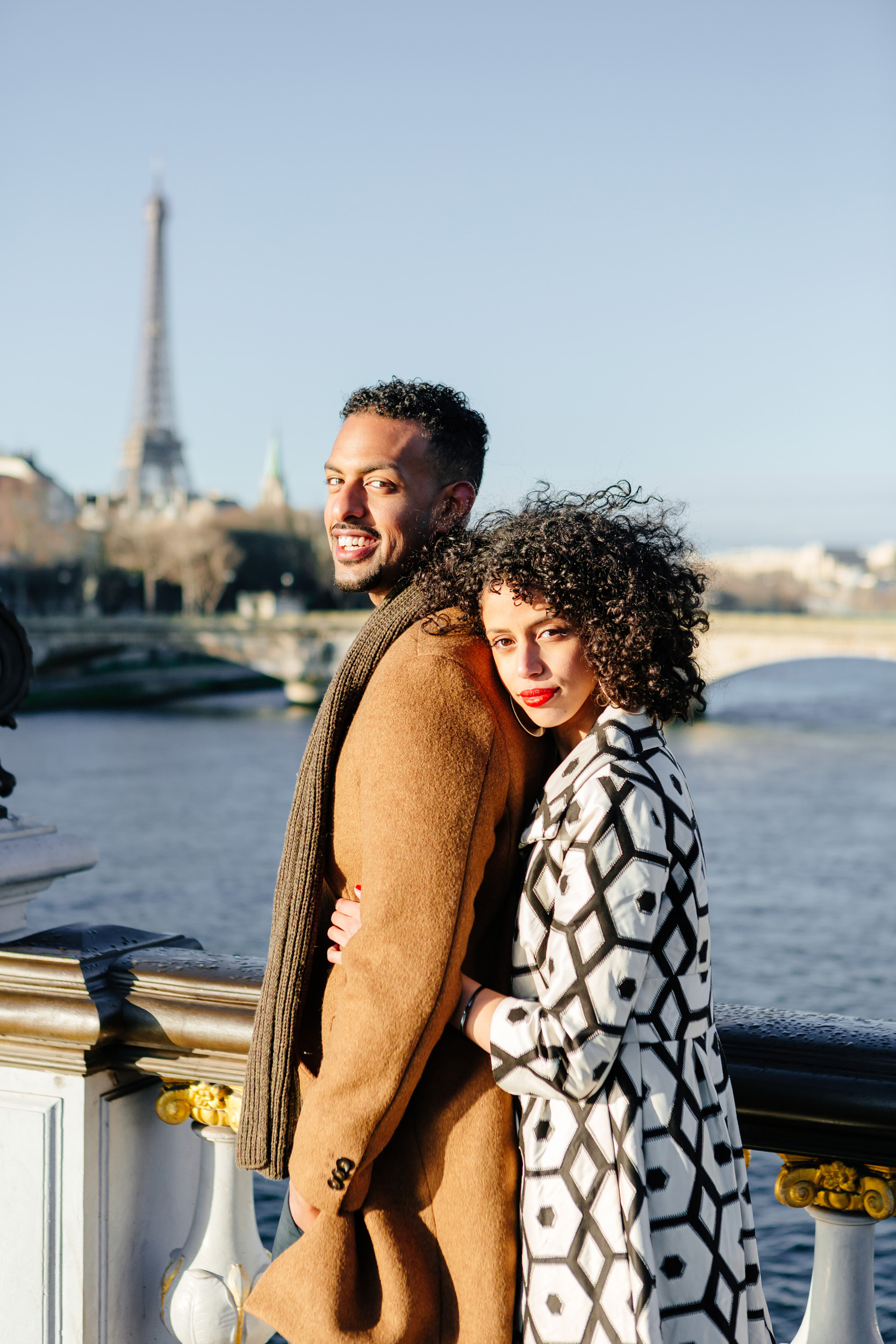 Couple session portrait at Pont Alexandre III captured by Paris Photographer Federico Guendel IheartParis www.iheartparis.fr