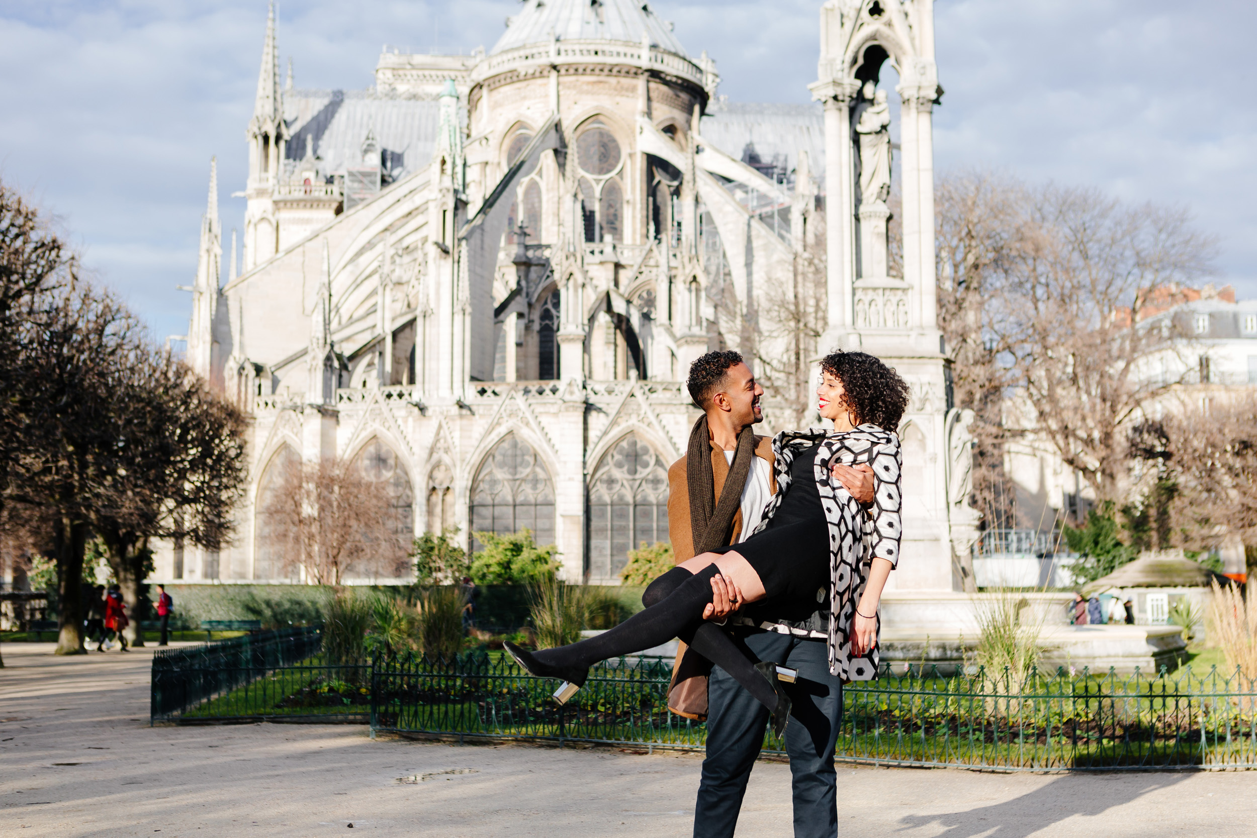 Couple session portrait by Notre Dame captured by Paris Photographer Federico Guendel IheartParis www.iheartparis.fr