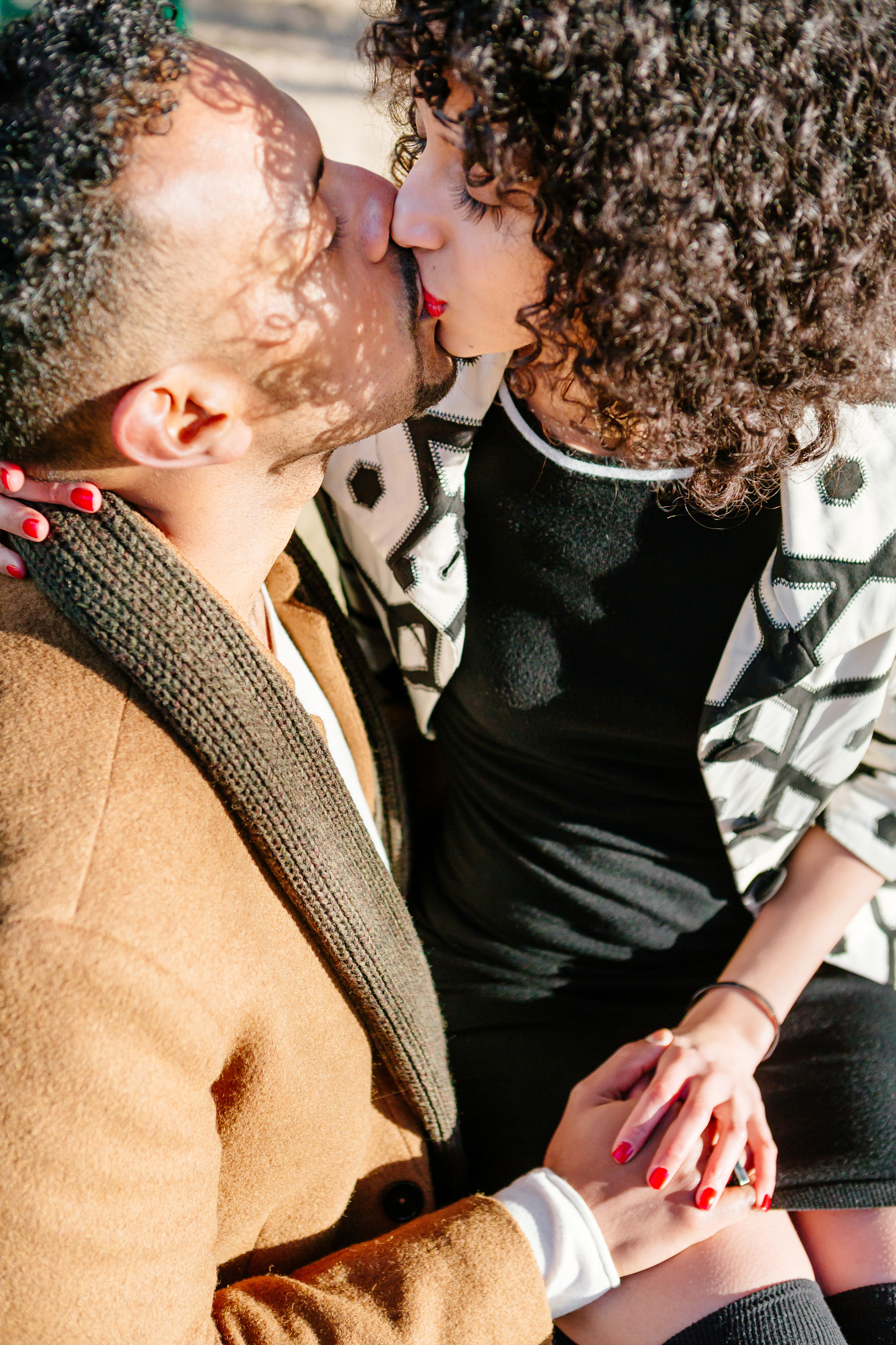 Close up kissing couple session portrait captured by Paris Photographer Federico Guendel IheartParis www.iheartparis.fr