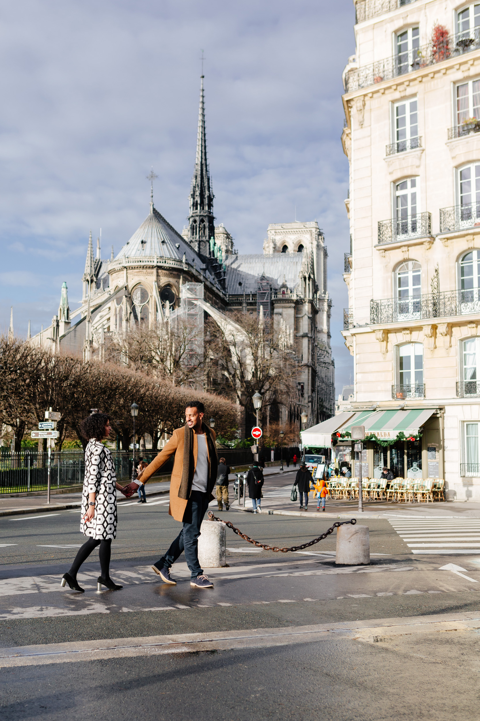 Couple session portrait by Notre Dame captured by Paris Photographer Federico Guendel IheartParis www.iheartparis.fr