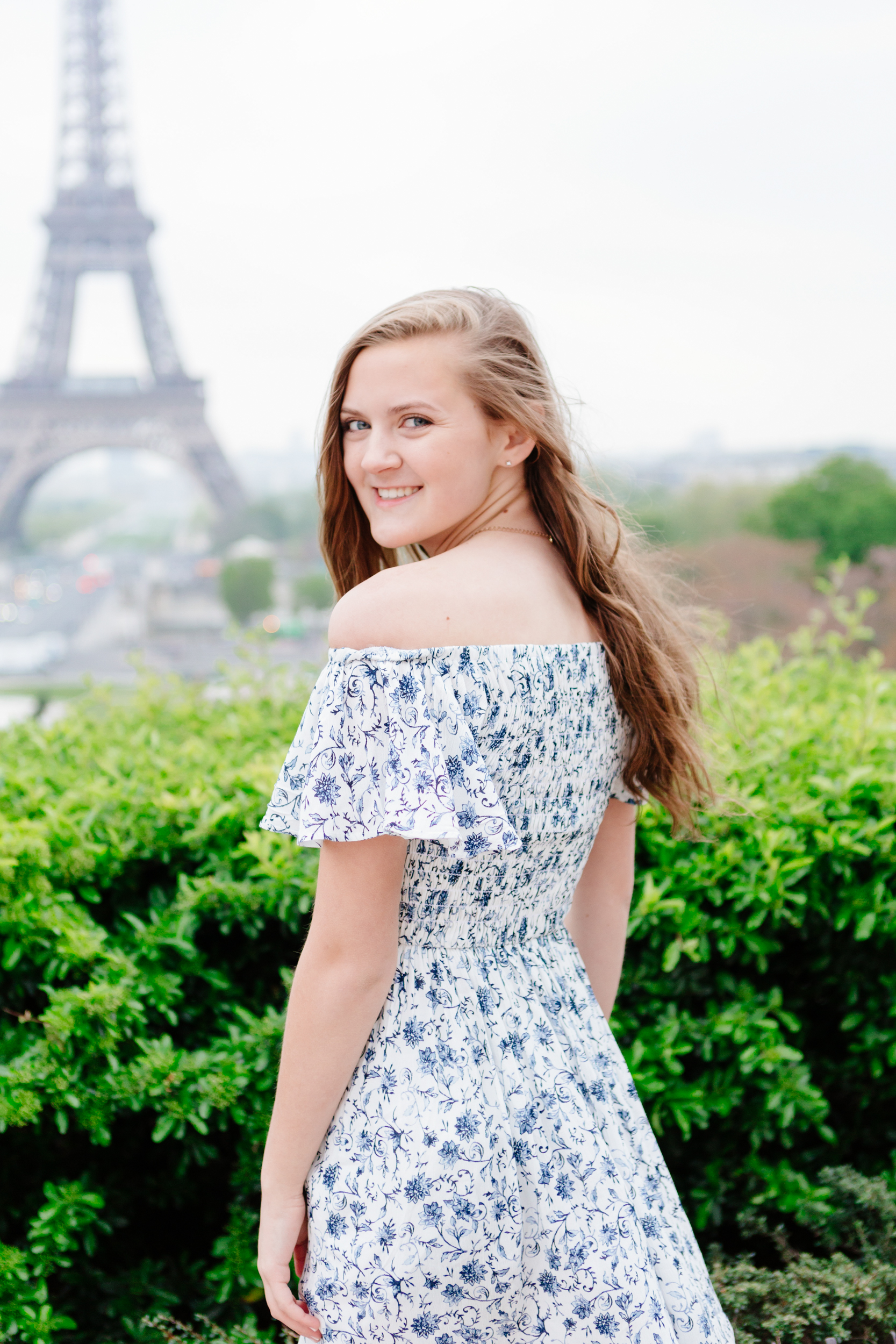 Sweet sixteen quinceanera senior portrait at Trocadero and the Eiffel Tower by Paris Photographer Federico Guendel IheartParisfr