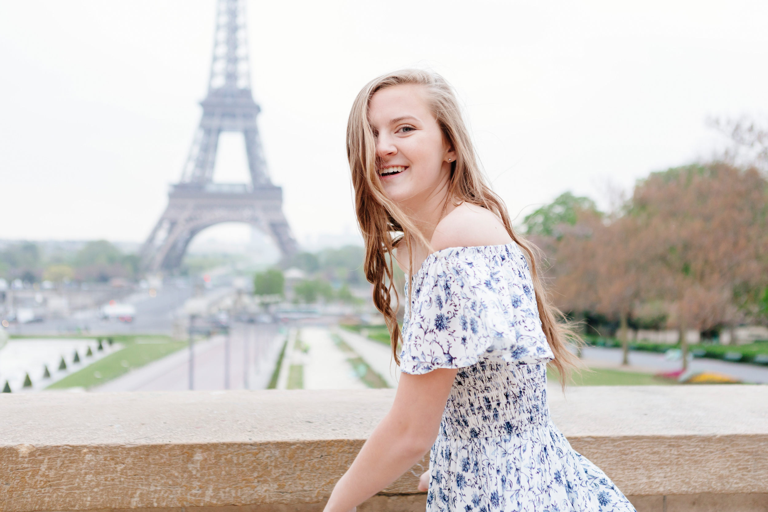 Sweet sixteen quinceanera senior portrait at Trocadero and the Eiffel Tower by Paris Photographer Federico Guendel IheartParisfr