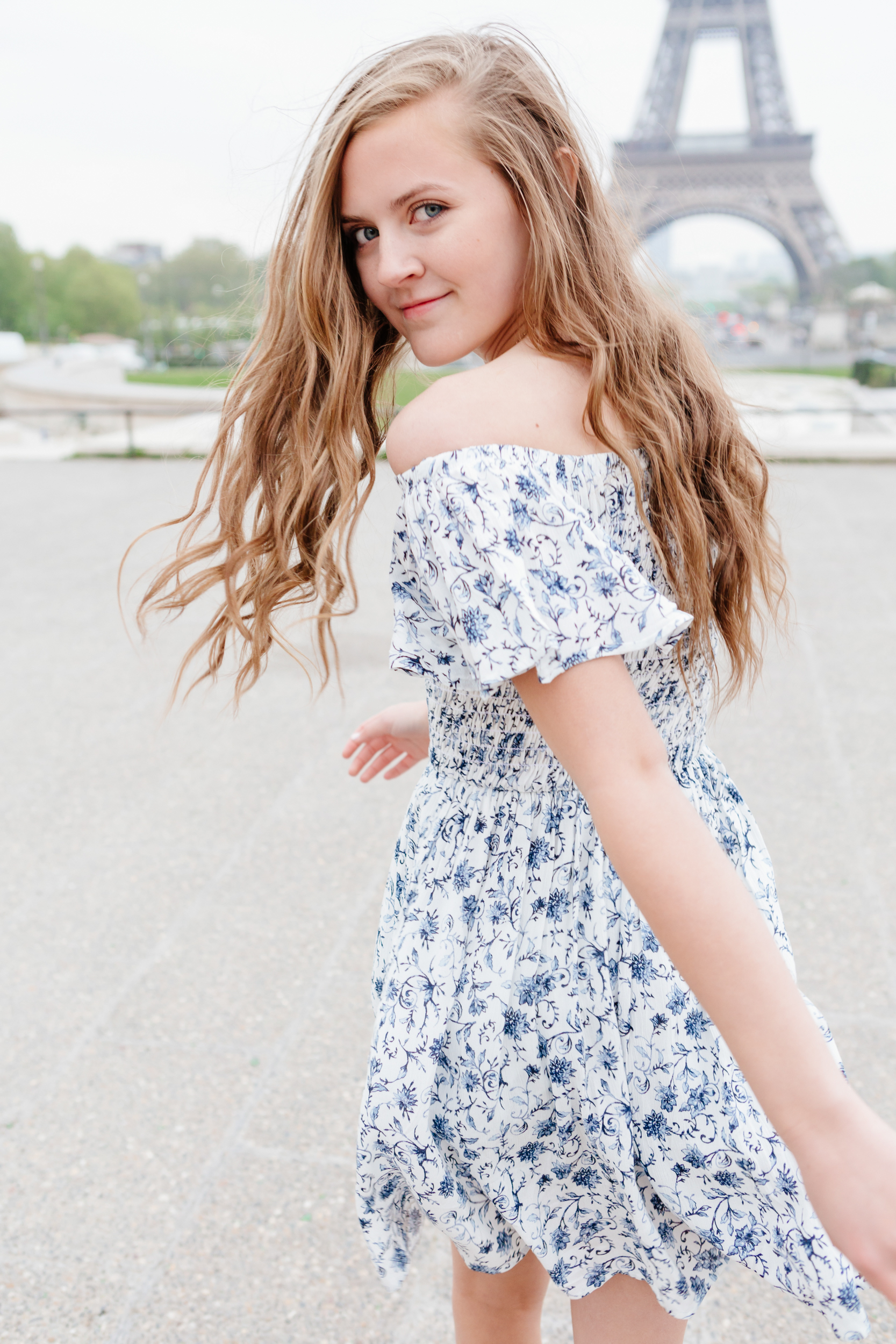 Sweet sixteen quinceanera senior portrait at Trocadero and the Eiffel Tower by Paris Photographer Federico Guendel IheartParisfr