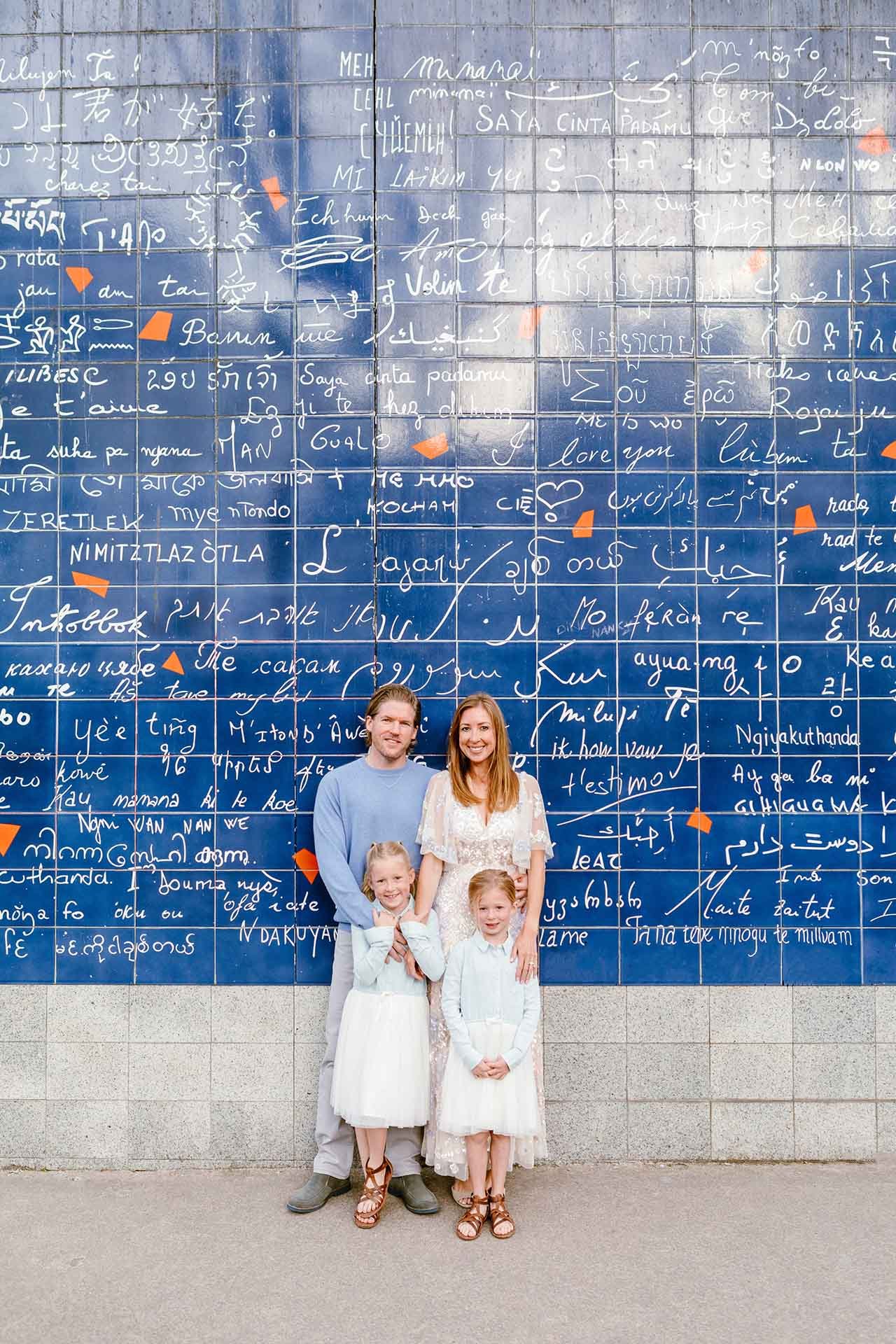 paris-photographer-photo-session-family-le mur des je t’aime-love-wall.jpg