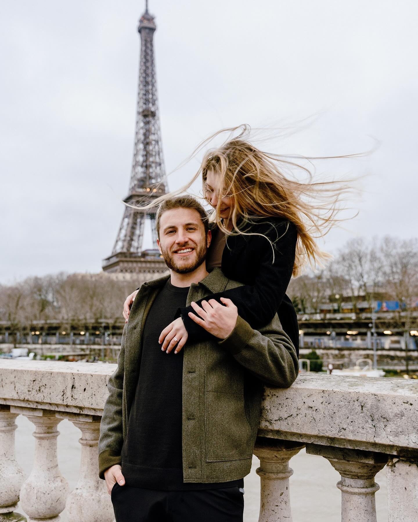 I kind of love little moments like this when the wind blows hard and the hair goes wild - when it works for the photo of course 🌞 Looking forward to warmer days, it&rsquo;s been a little chilly still over here 🥶
#parisphotoshoot #parisportraits #pa