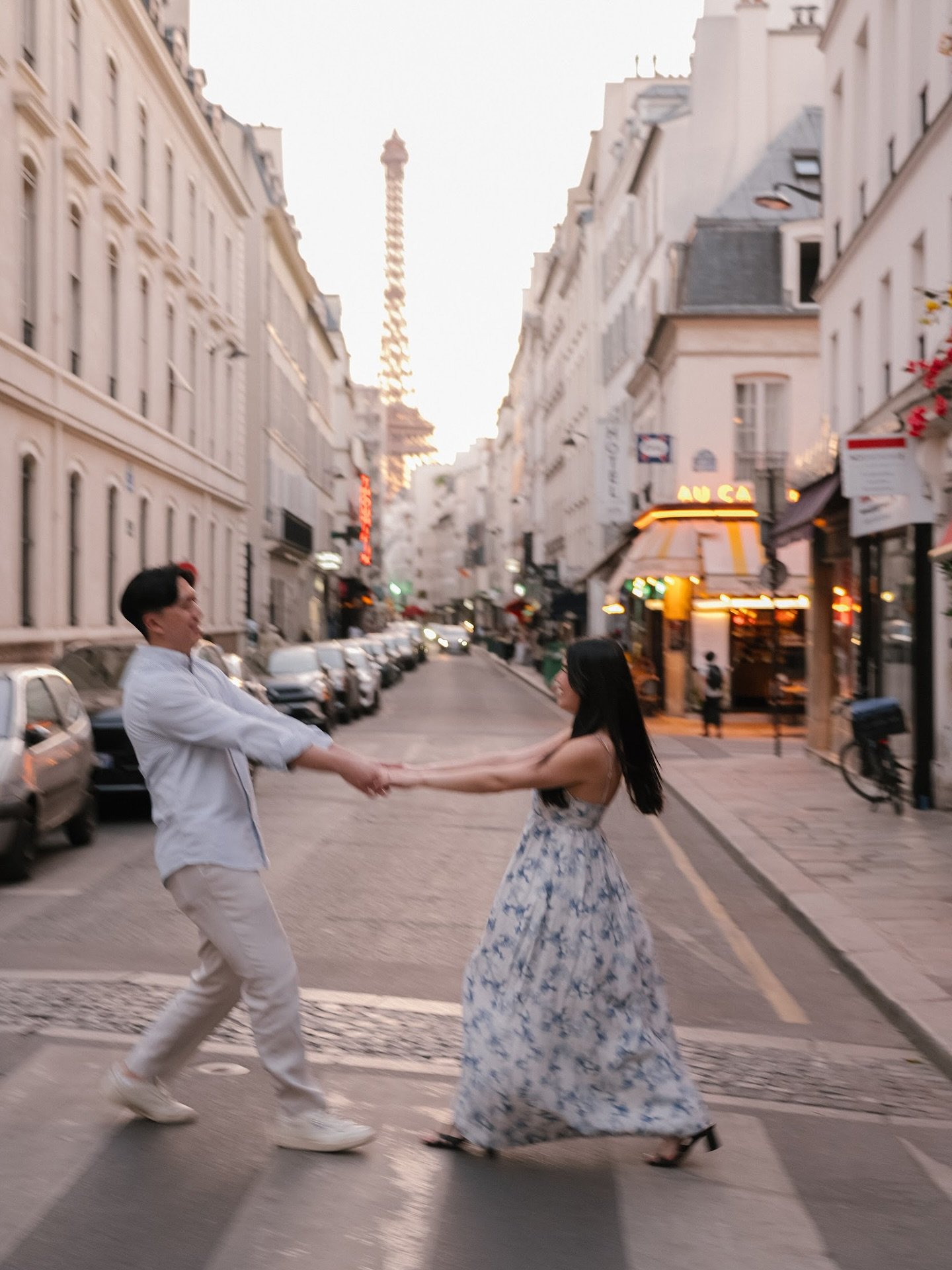 I don&rsquo;t often do sunset shoot - but I can see why they can be magical ✨ Little adventure in Paris&rsquo; 7e full of summer vibes

#parisphotoshoot #parisengagement #parisportraits #midnightinparis