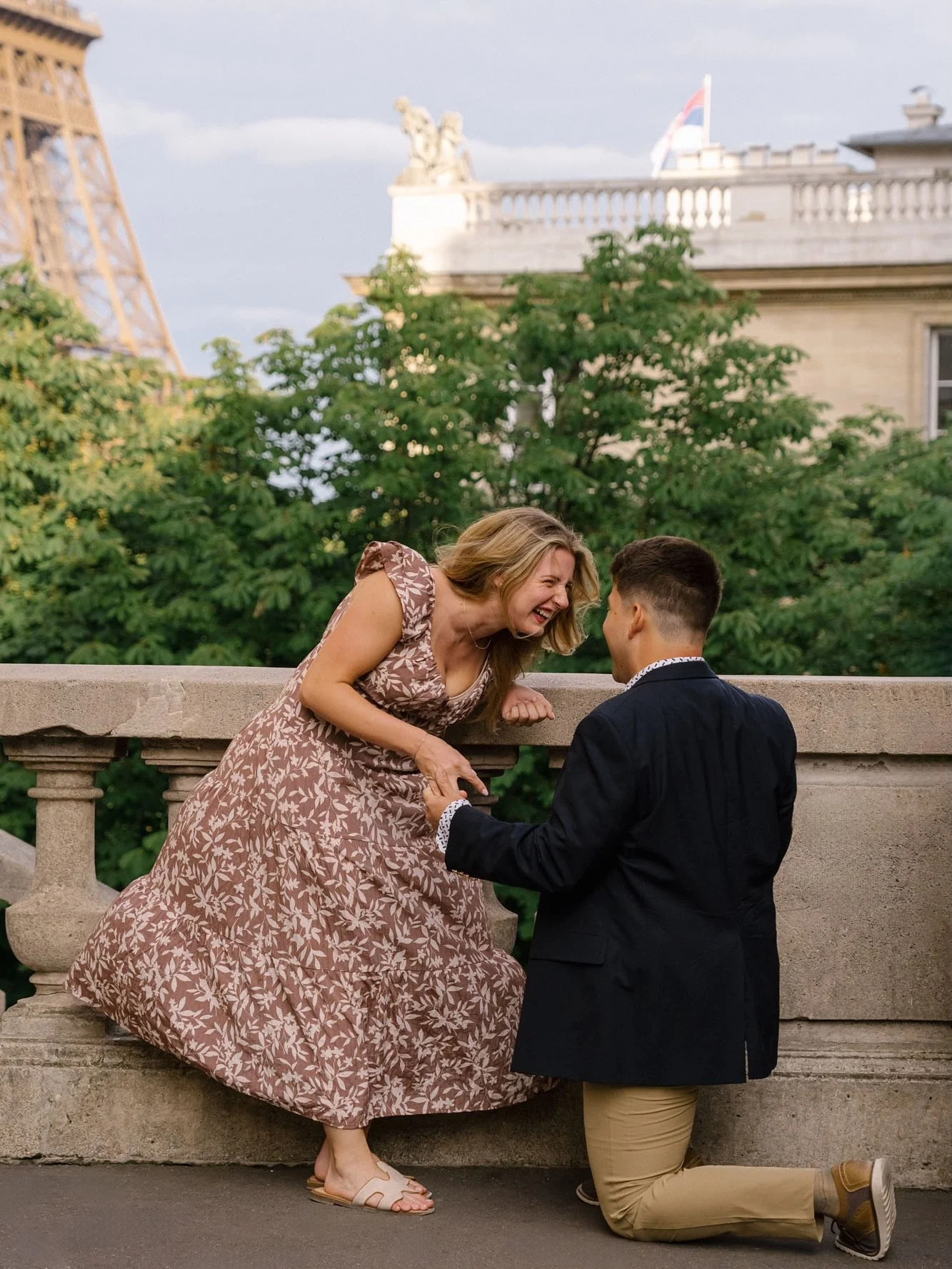Sometimes it is better to do the proposal and the engagement session on different days 🌞 There is space to prep outfits and a cuter shoot that may include a celebratory drink 🥂 

#parisproposal #parisproposalphotographer #theproposalsguy #parisenga