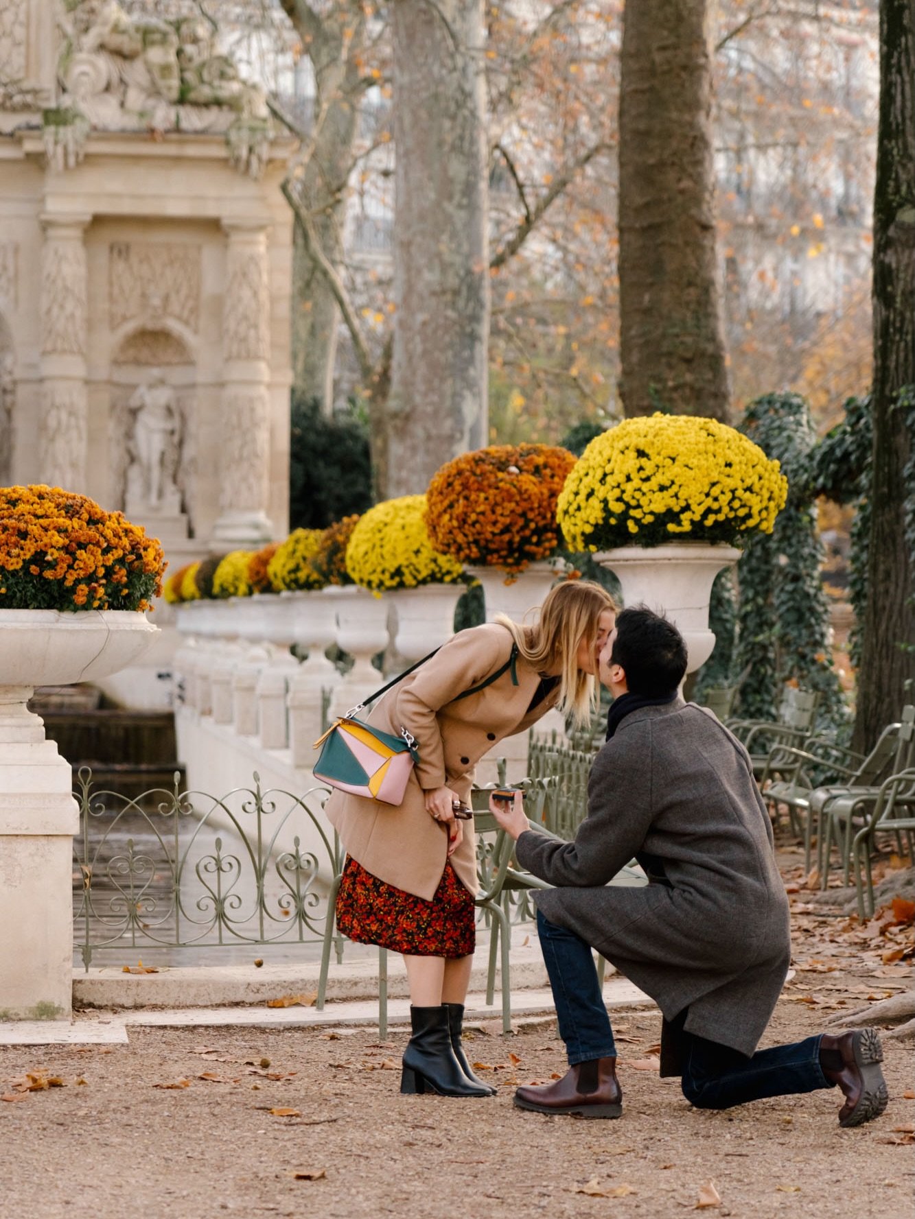 A proposal with a dash of holidays - one of my favorite proposals in my happy place - crossing fingers for more shoots here in 2026 🔥 
.
.
#parisproposal #parisengagement #parisengagementphotographer #parisportraits