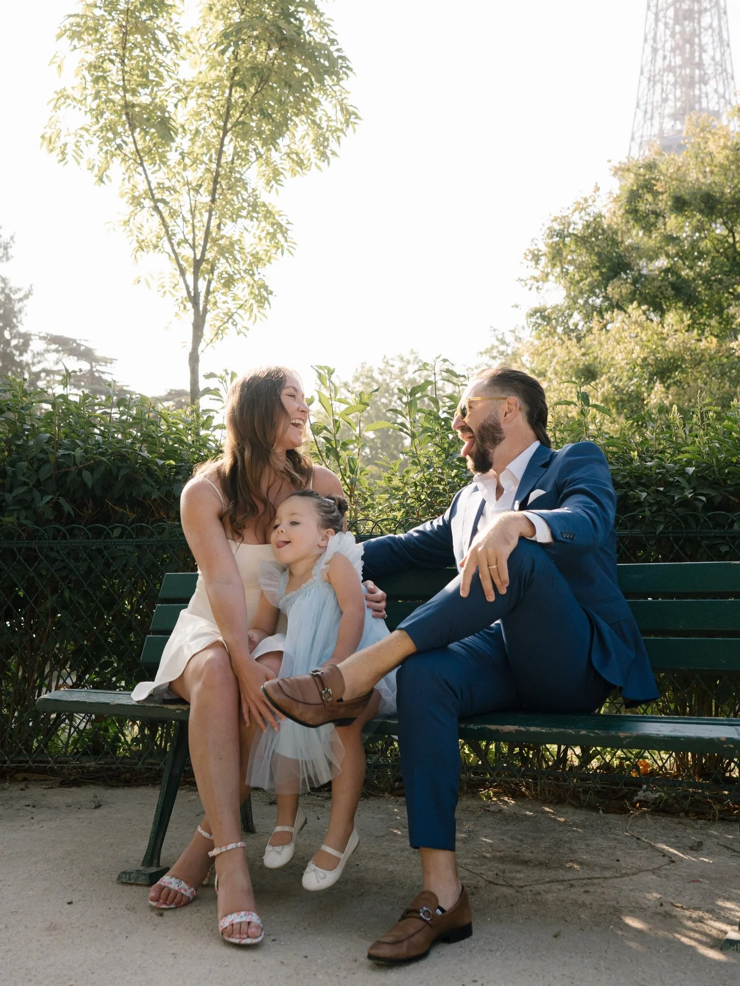 Memories of summer before I start posting Christmas shoots 🙈Also, a reminder that I do family shoots on the rare occasion ❤️&zwj;🔥
.
.
#parisportraits #parisphotoshoot #parisfamilyphotographer