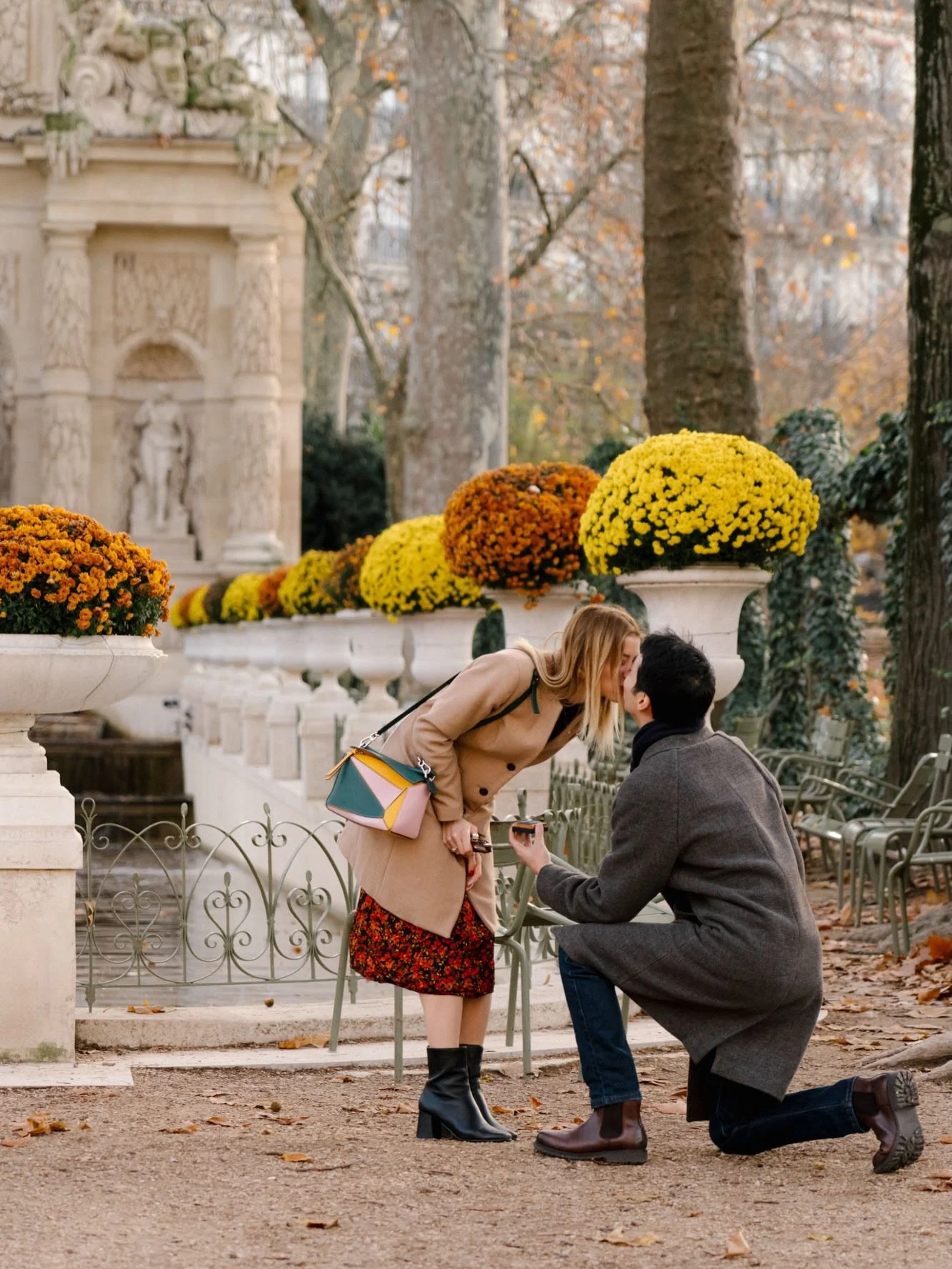 A proposal with a dash of holidays - one of my favorite proposals in my happy place - crossing fingers for more shoots here in 2026 🔥 
.
.
#parisproposal #parisengagement #parisengagementphotographer #parisportraits