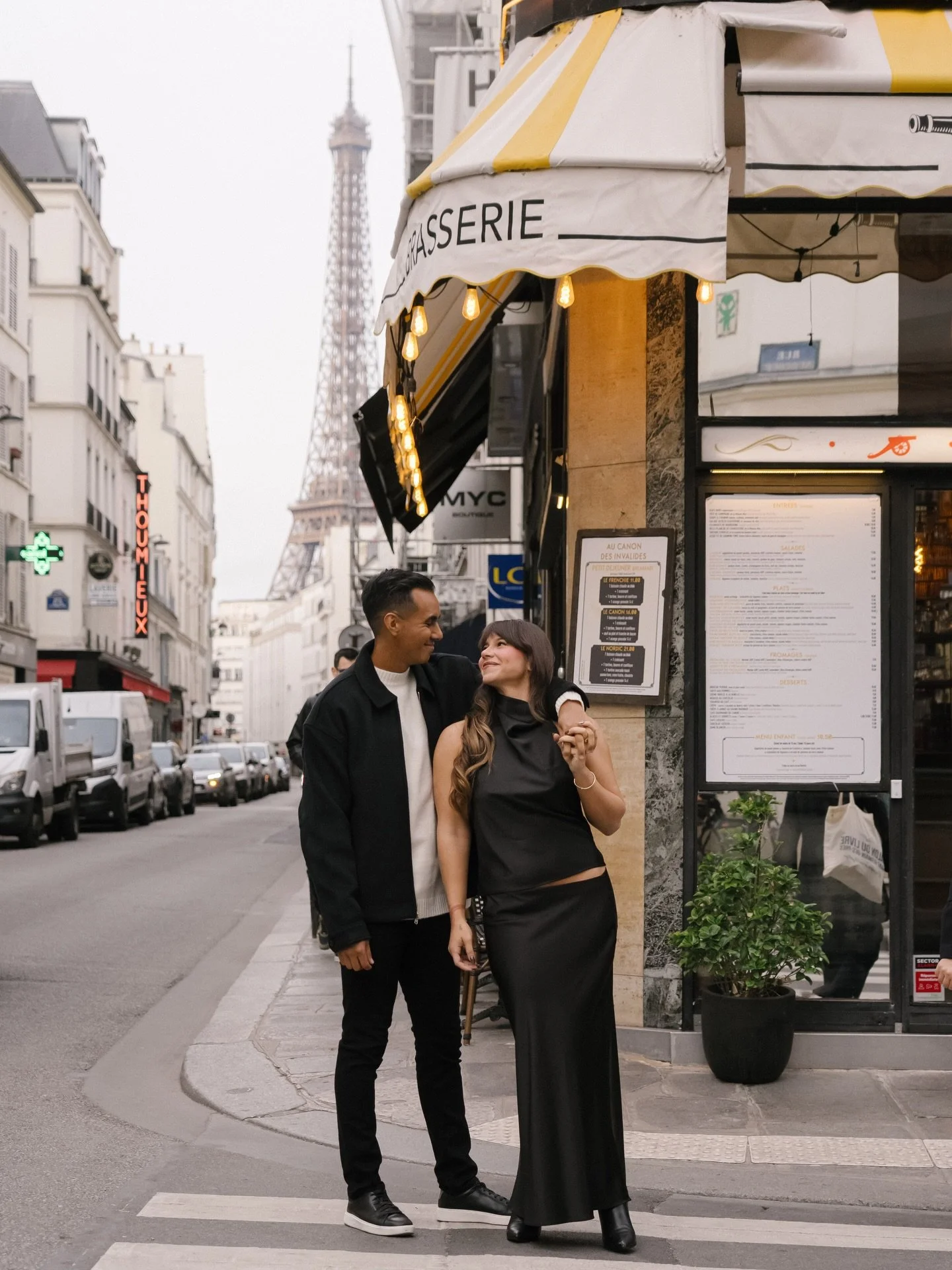 When the girl books me but the boyfriend hijacks the session to propose 🔥 Yeah, a trip to Paris with a proposal might be expected, but I try my best to keep the Surprise in Surprise Proposal 😅
.
.
#parissurpriseproposal #parisproposal #parisportrai