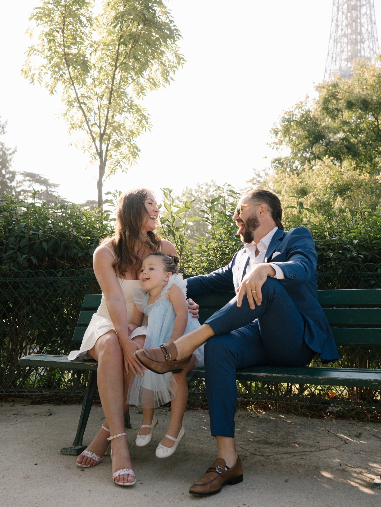 Memories of summer before I start posting Christmas shoots 🙈Also, a reminder that I do family shoots on the rare occasion ❤️&zwj;🔥
.
.
#parisportraits #parisphotoshoot #parisfamilyphotographer