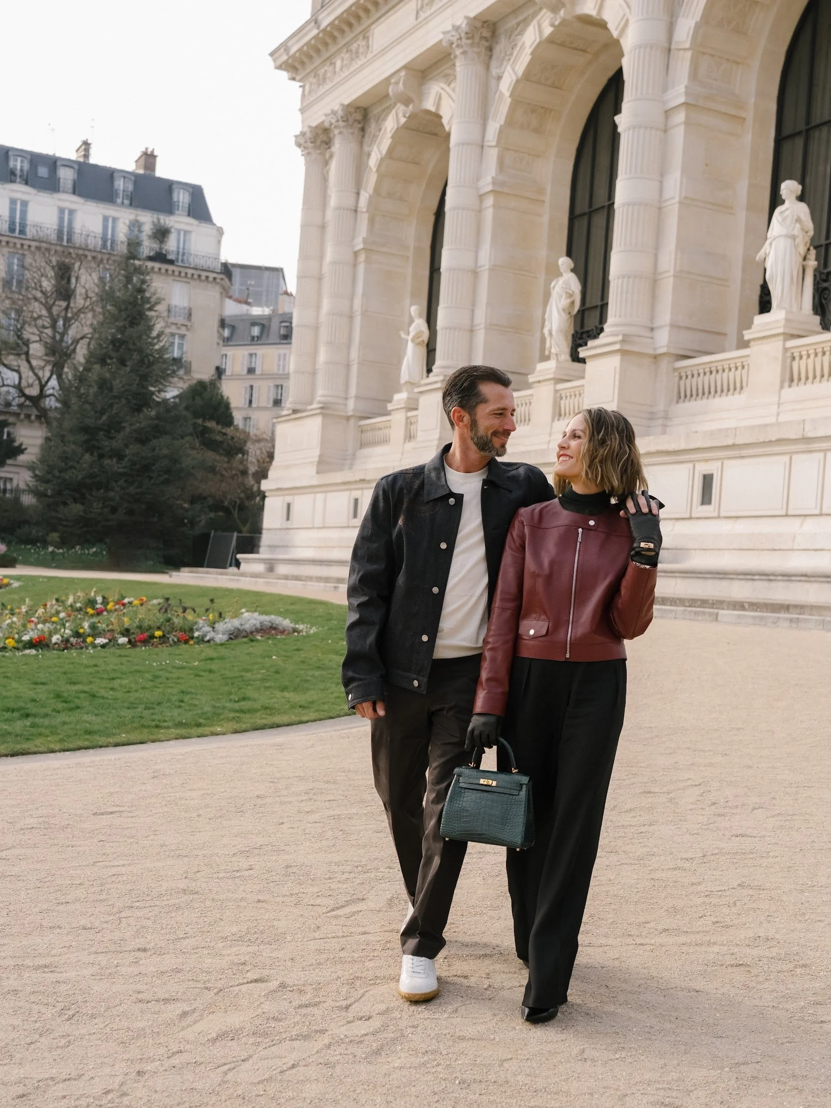 Gotta show more of these two locations - they are way prettier than the usual tower spots 🔥 M and E from earlier this spring during the Fashion Week ❤️&zwj;🔥
.
.
#parisportraits #parisphotoshoot #parisianstreetstyle